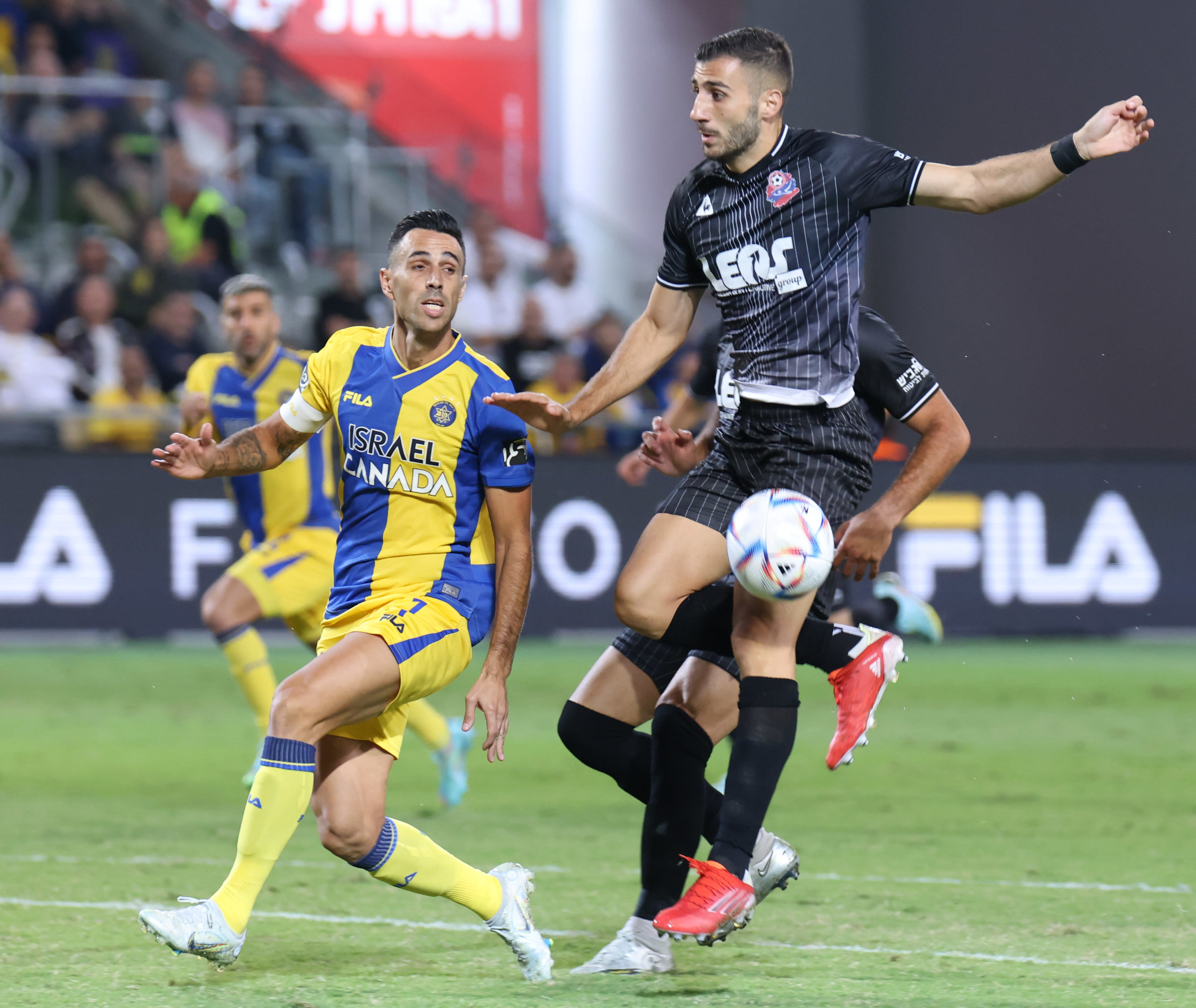 קונסטנטינוס סוטיריו שחקן הפועל חיפה מול ערן זהבי שחקן מכבי תל אביב