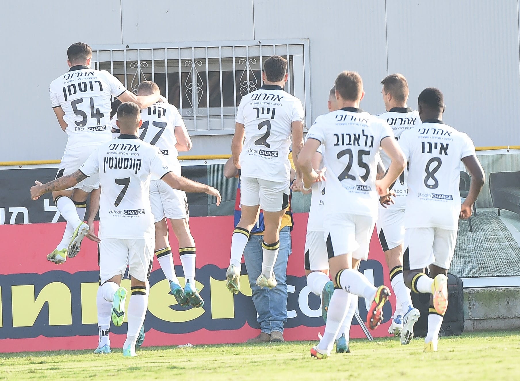 שחקני מכבי נתניה חוגגים