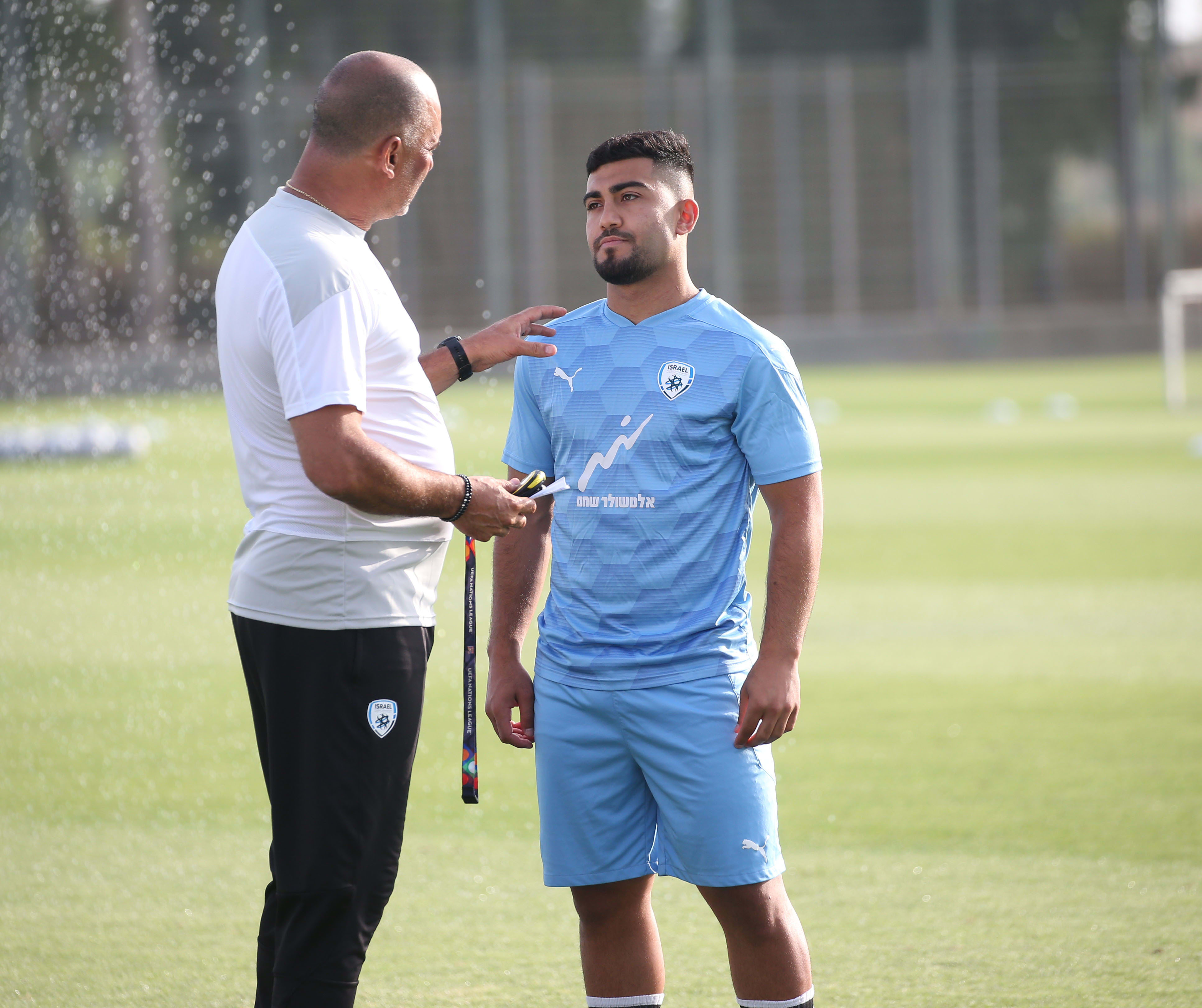 אלון חזן, מאמן נבחרת ישראל בכדורגל, עם מוחמד אבו פאני