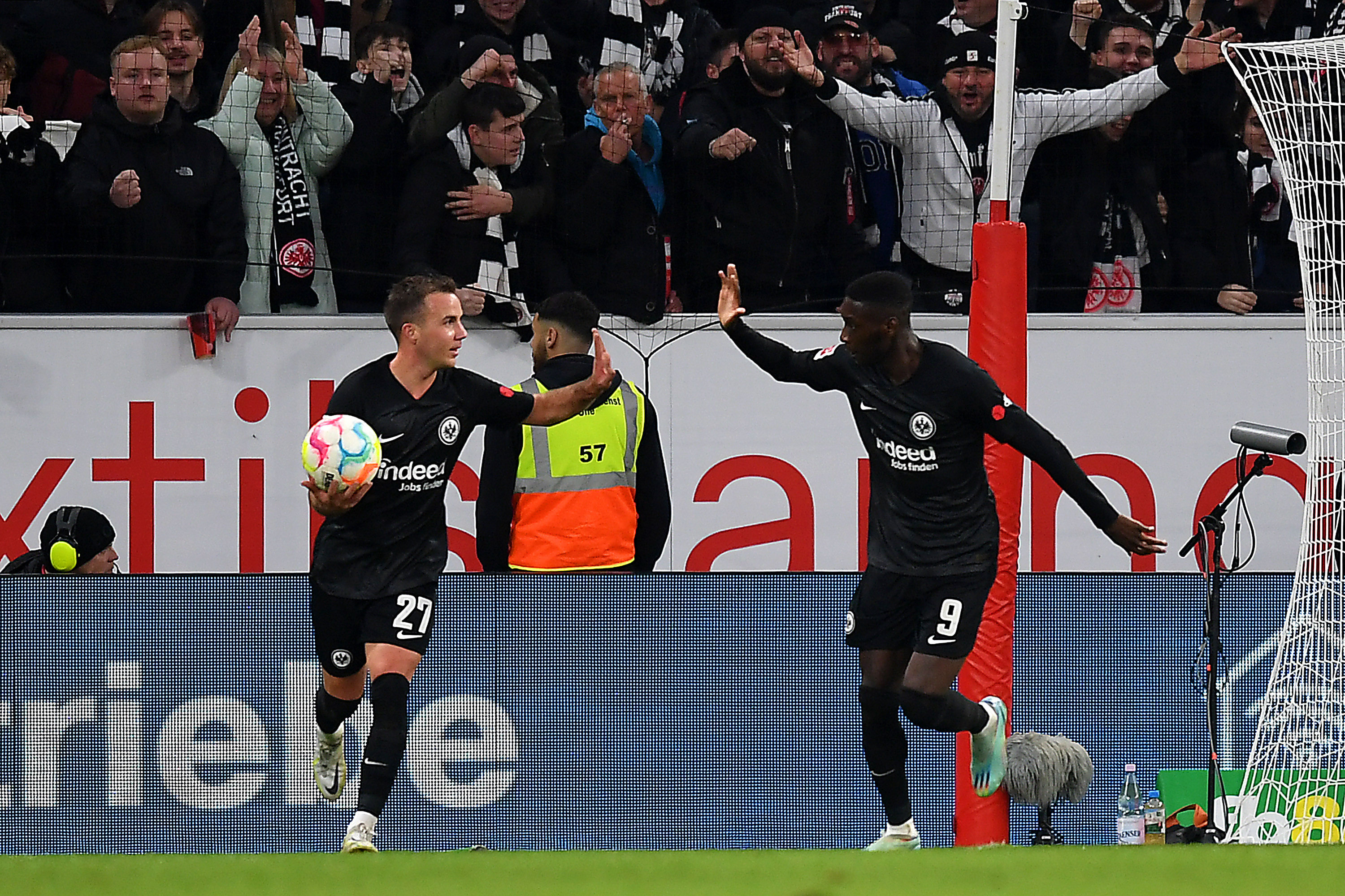 שחקן איינטרכט פרנקפורט מריו גצה חוגג עם רנדל קולו מואני