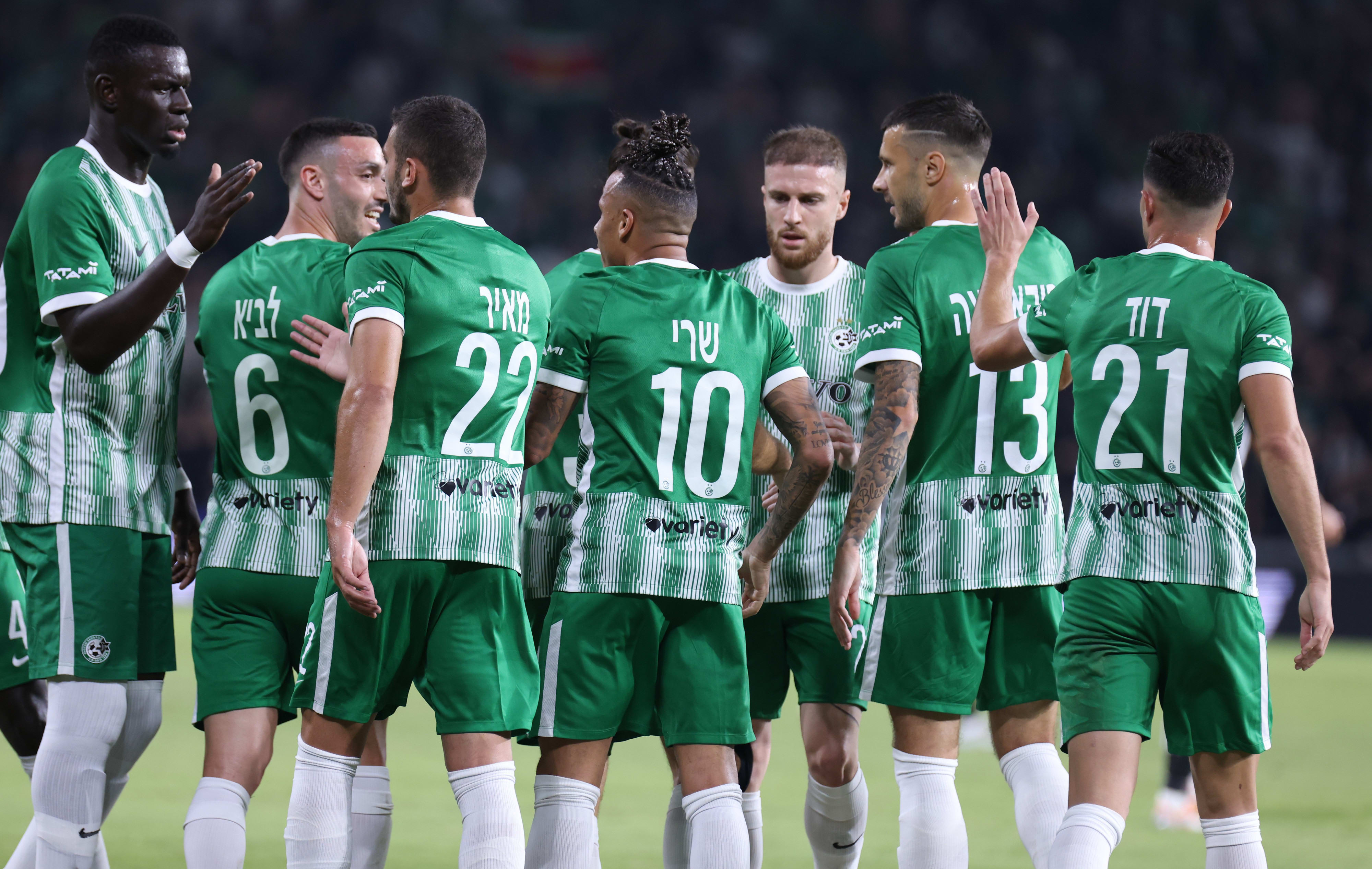 שחקני מכבי חיפה חוגגים