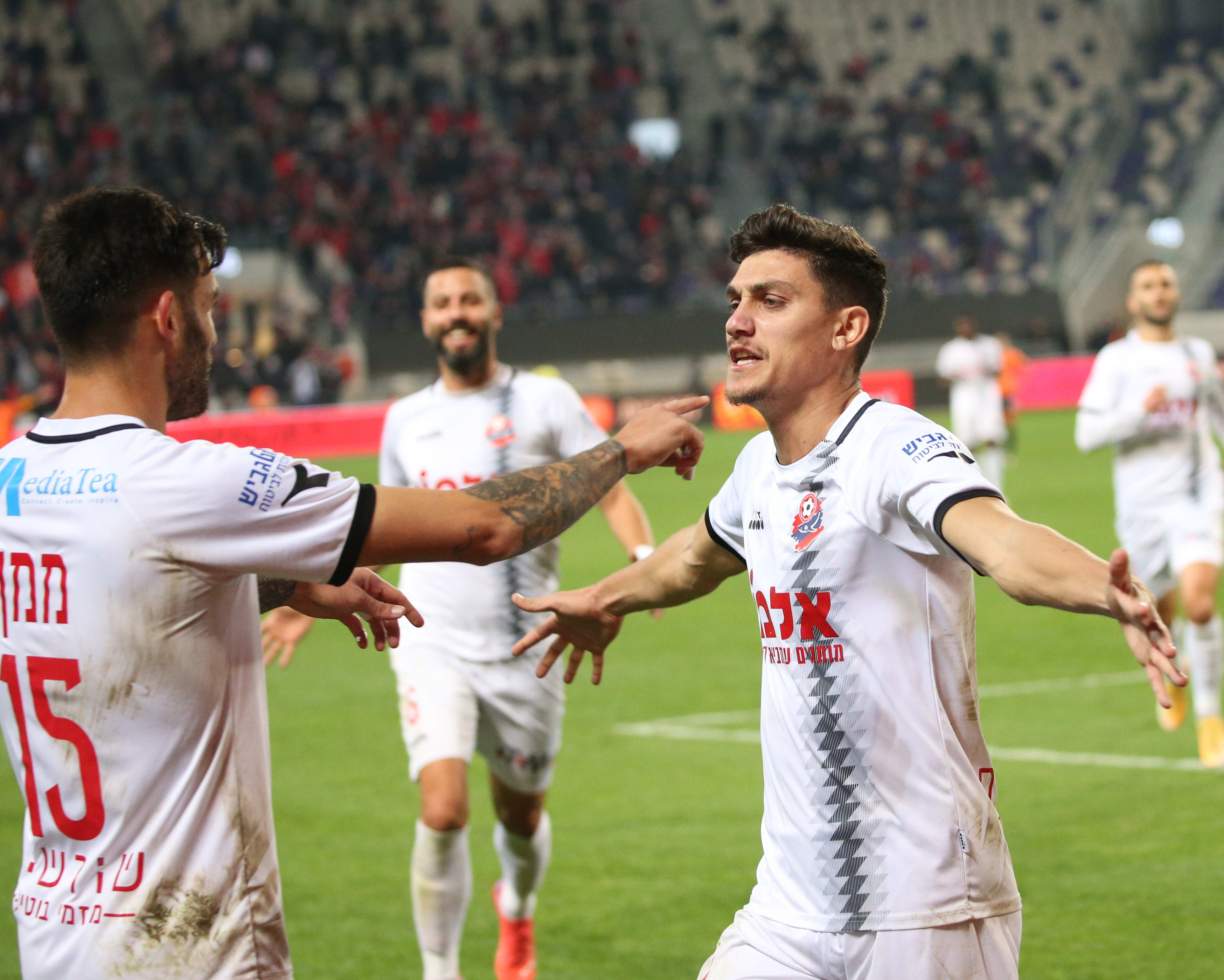 לירן סרדל שחקן הפועל חיפה עם חנן ממן