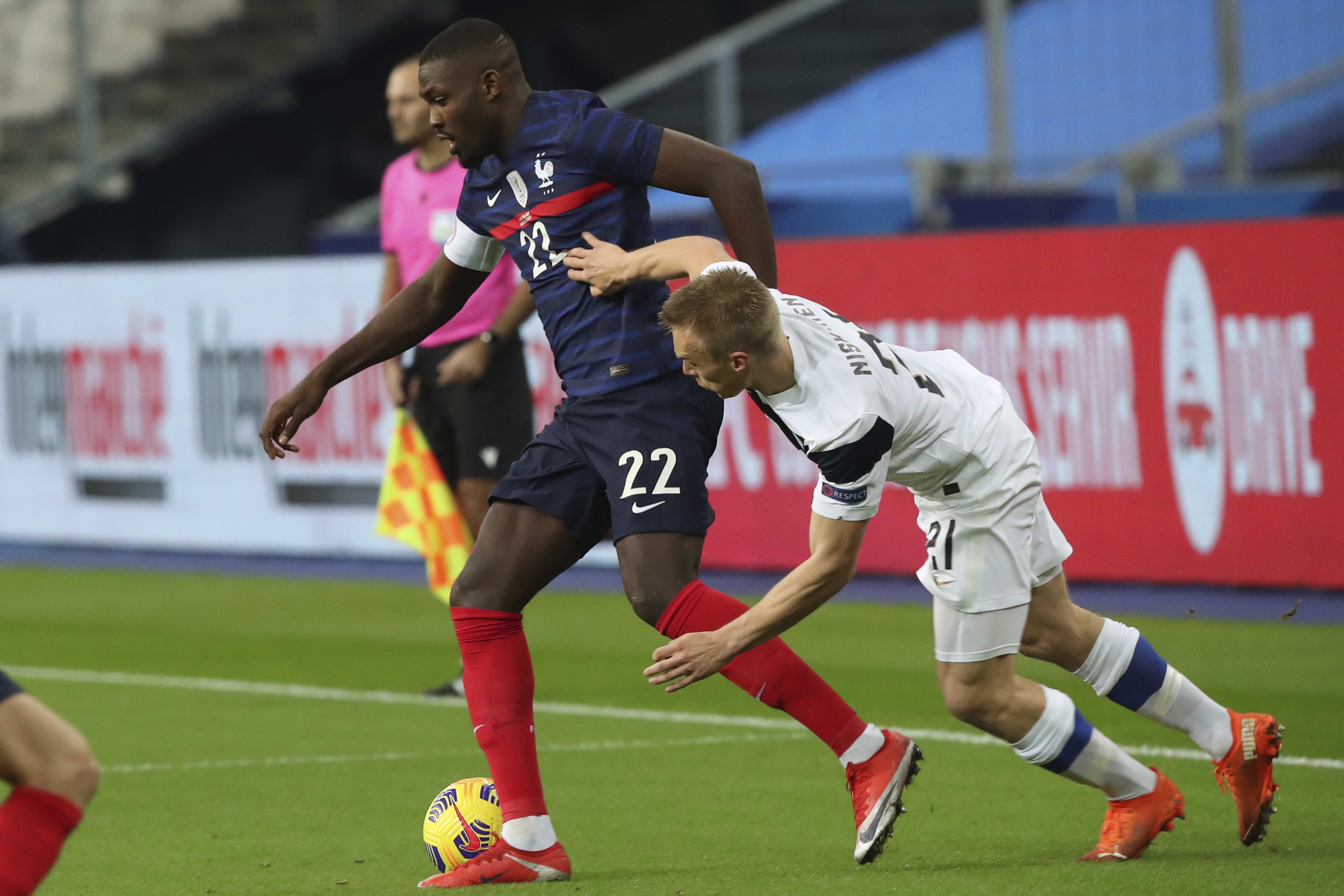 מרכוס תוראם שחקן נבחרת צרפת מול לימארי ניסקאנן שחקן נבחרת פינלנד