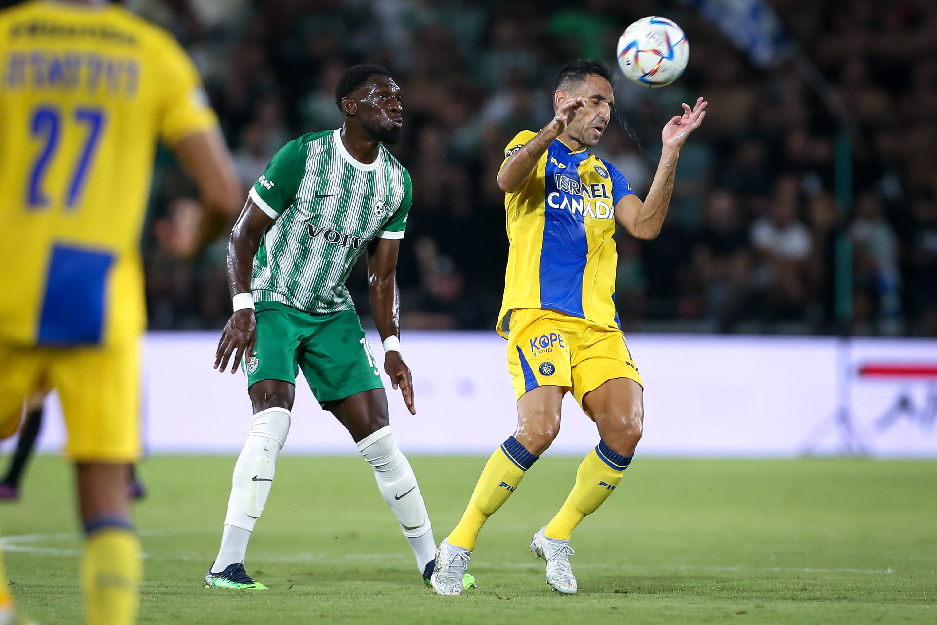 ערן זהבי שחקן מכבי תל אביב לפני דילן בטובינסיקה שחקן מכבי חיפה