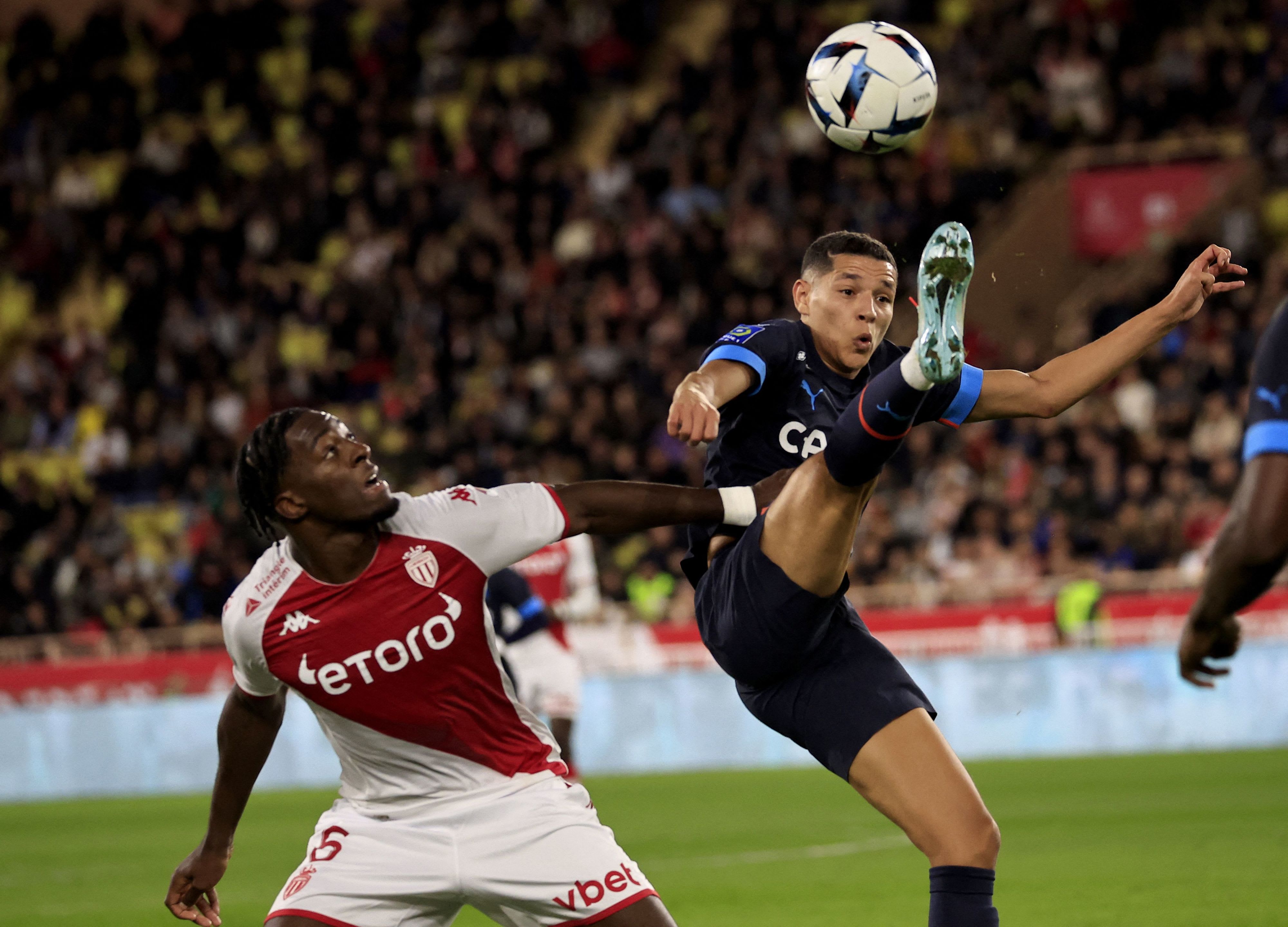 שחקן מונאקו אקסל דיסאסי ליד שחקן מארסיי אמין חאריט