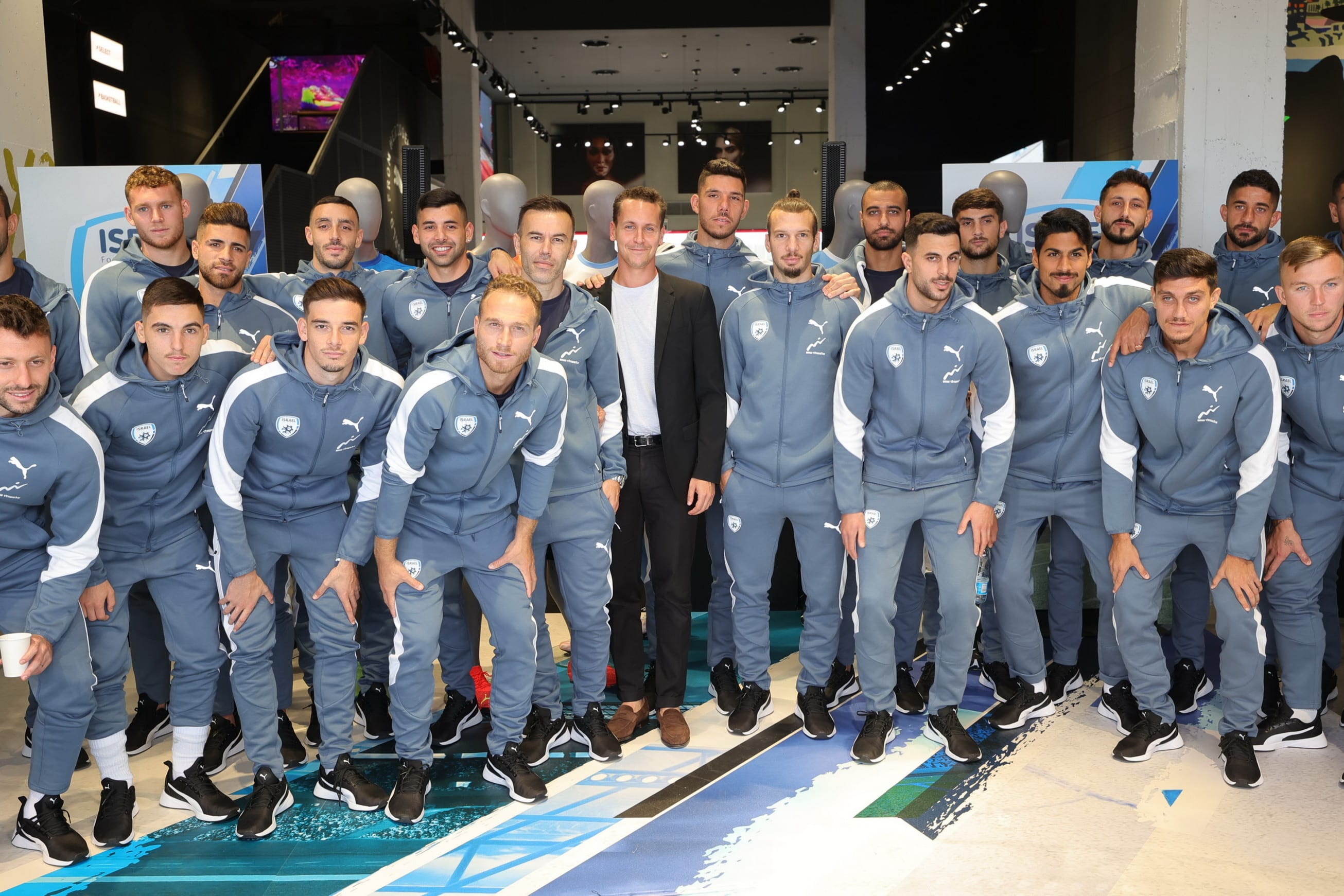תומר אירני מבעלי קבוצת אירני עם נבחרת ישראל בכדורגל במדים החדשים של PUMA צילום רפי דלויה