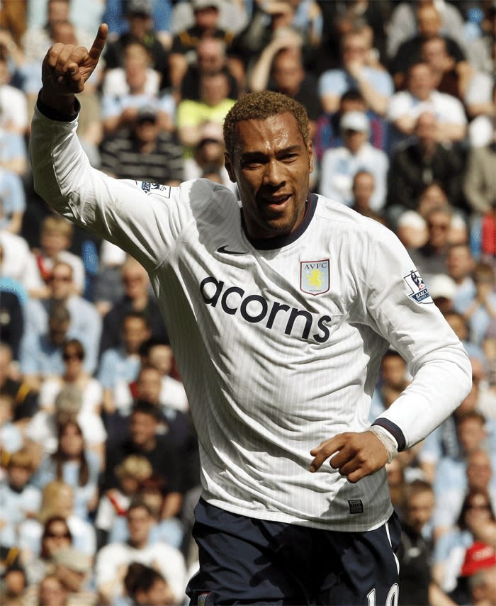 שחקן אסטון וילה, ג'ון קארו, חוגג שער