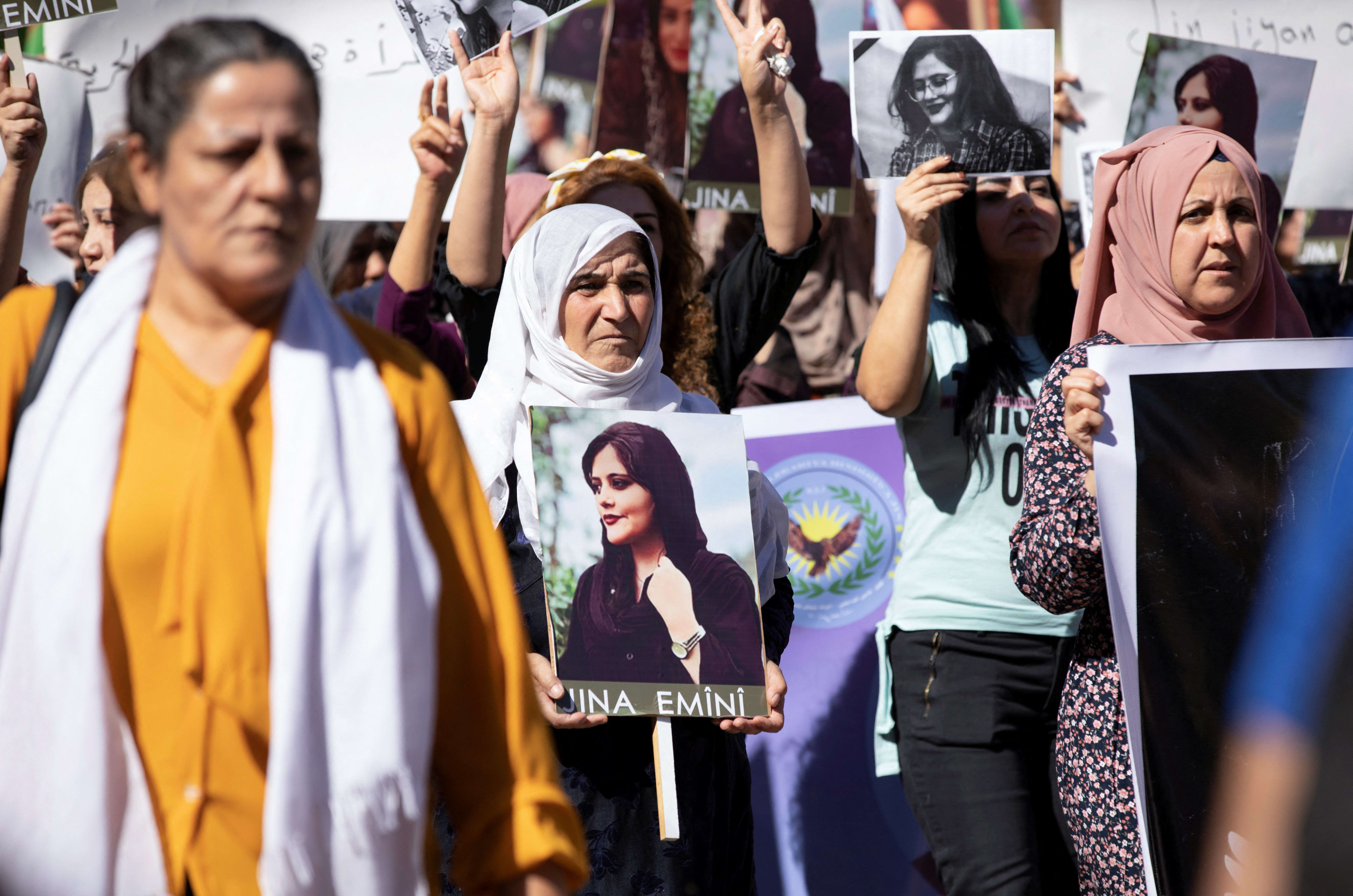 נשים מפגינות על מותה של מחסה אמיני באיראן