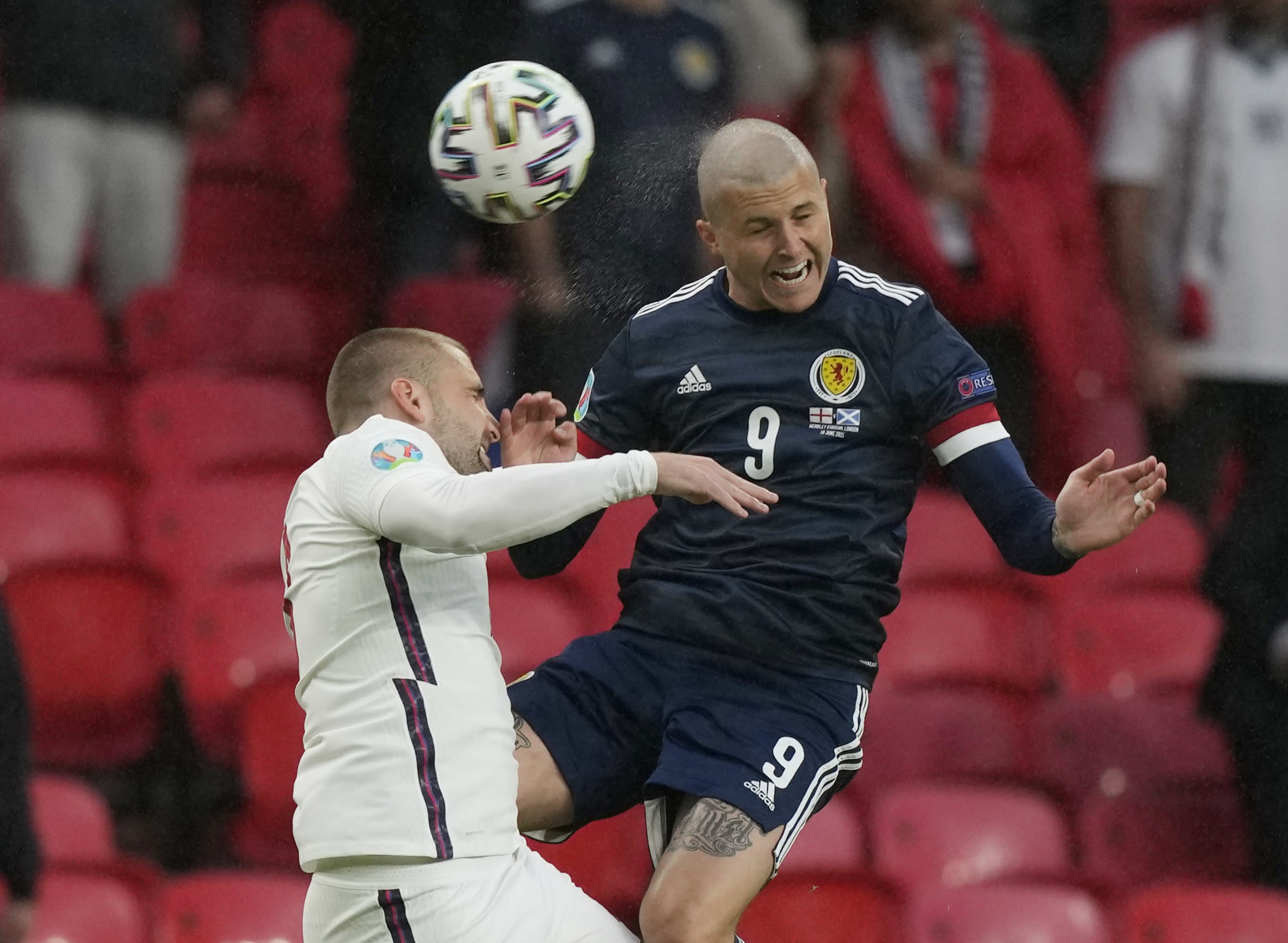 לינדון דייקס שחקן נבחרת סקוטלנד מול לוק שואו שחקן נבחרת אנגליה