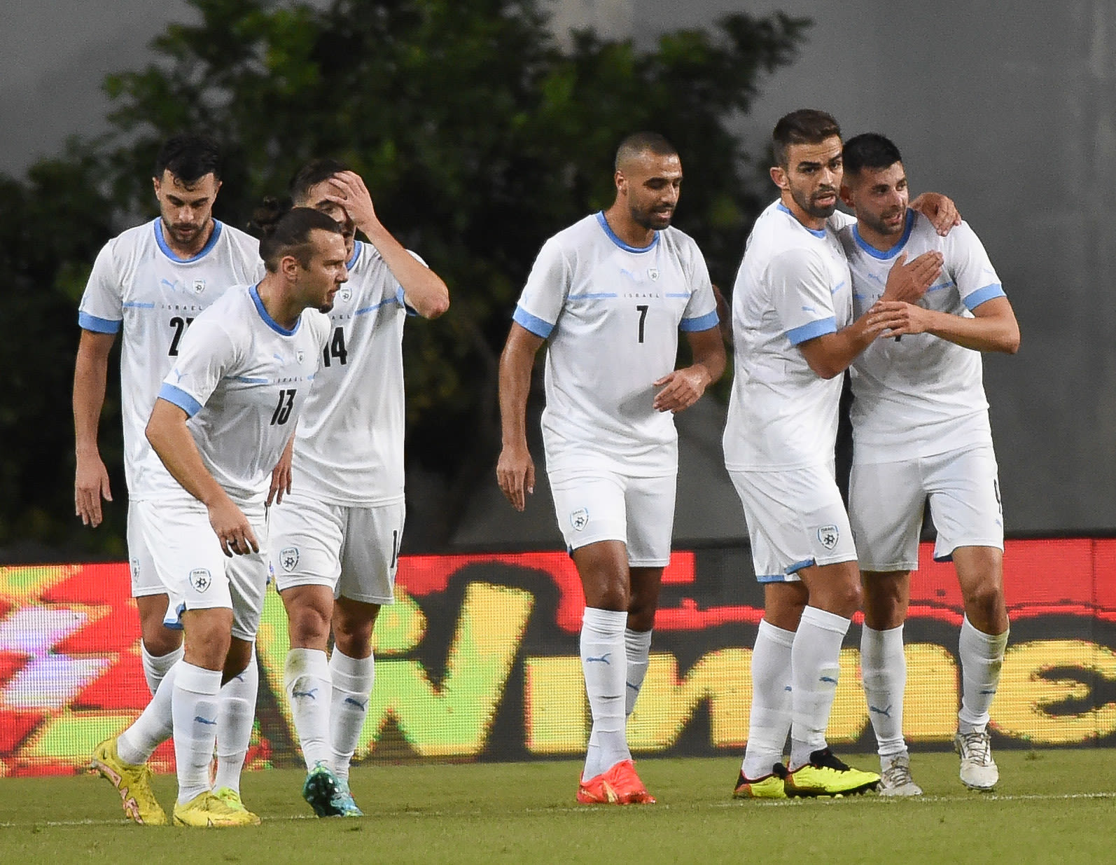 שחקני נבחרת ישראל חוגגים