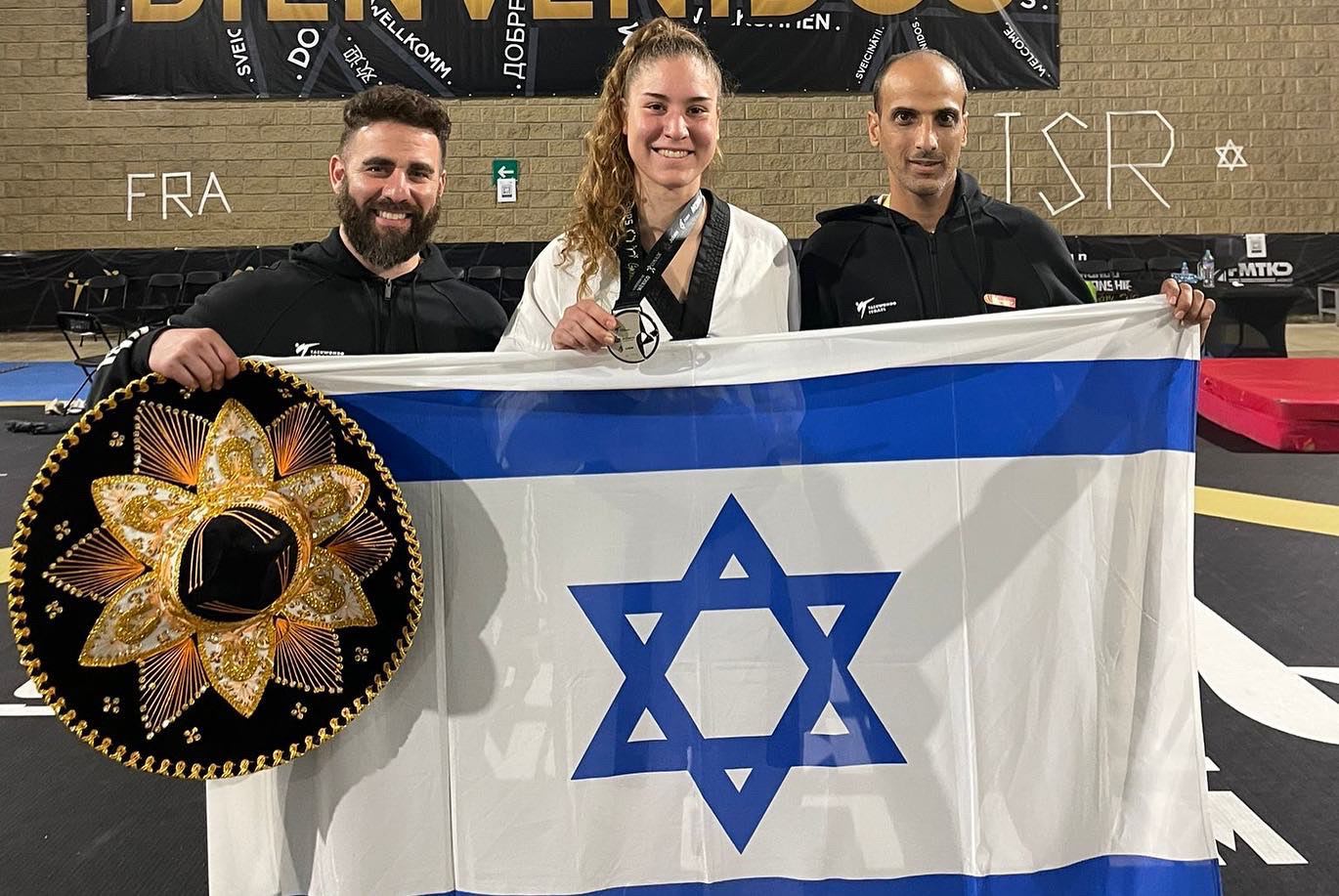 לוחמת הטאקוונדו דנה אזרן עם מדליית הכסף באליפות העולם