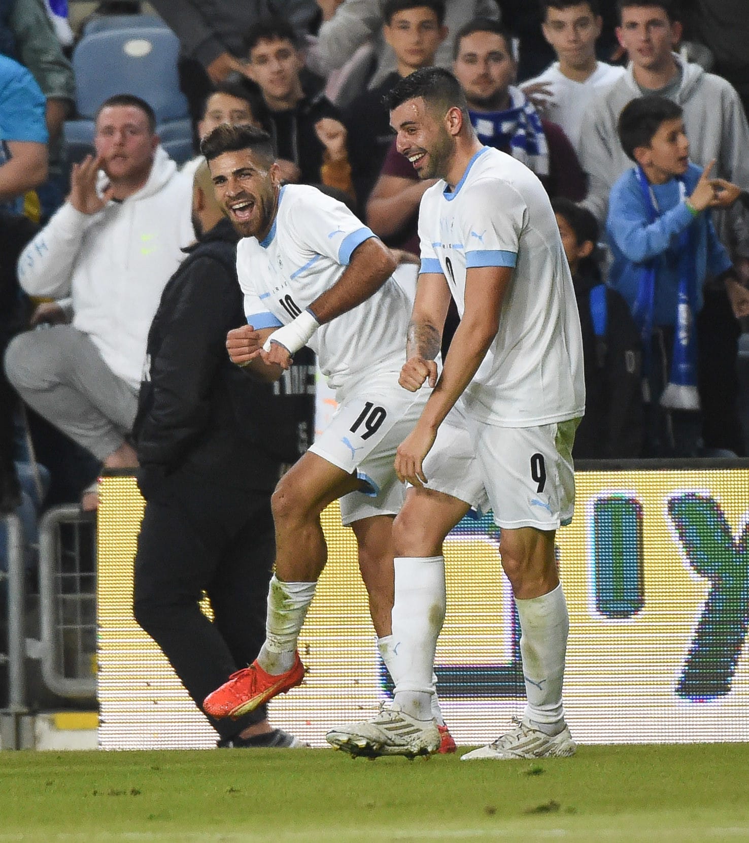 שחקן נבחרת ישראל איתמר שבירו חוגג עם תאי בריבו