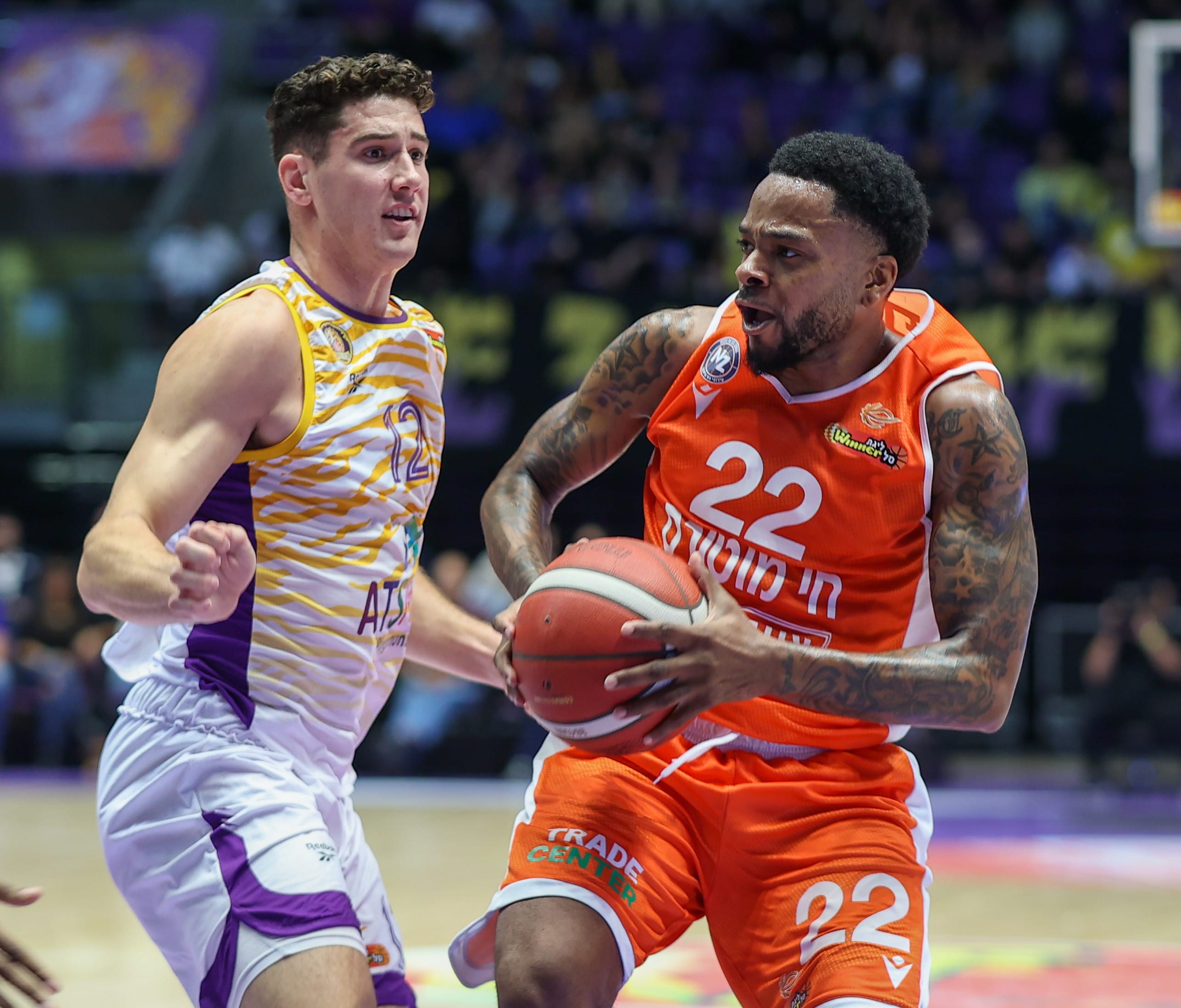 די ג'יי קופר, שחקן עירוני נס ציונה לצד שחר עמיר, שחקן הפועל חולון