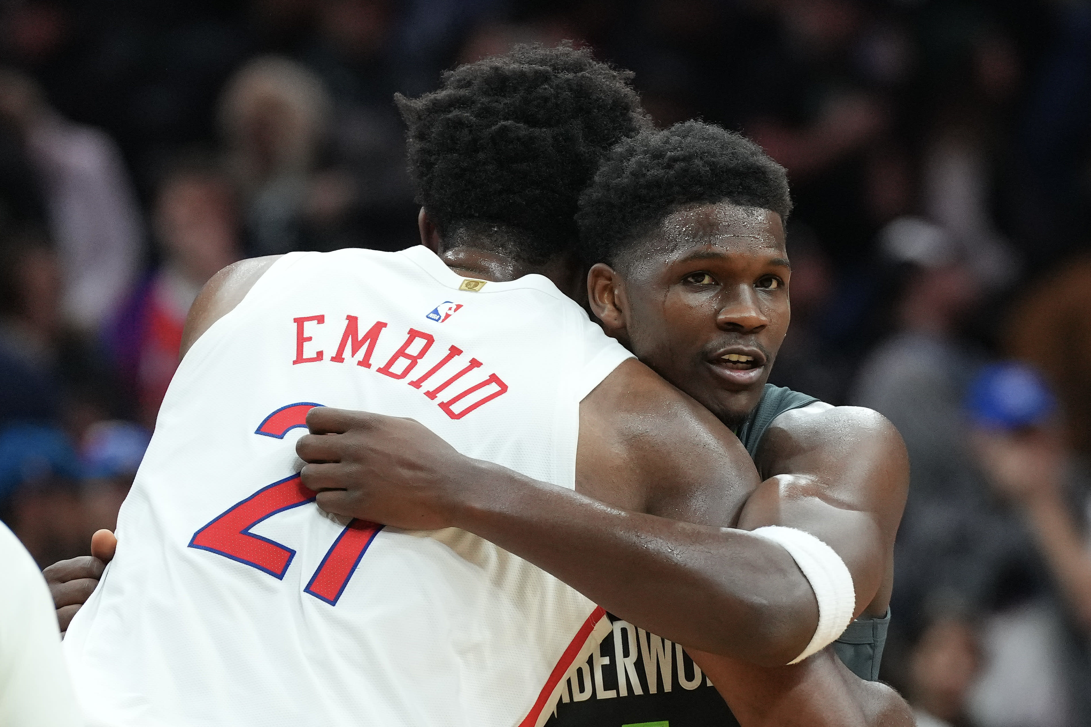 שחקן מינסוטה טימברוולבס אנתוני אדוארדס עם שחקן פילדלפיה סיקסרס ג'ואל אמביד