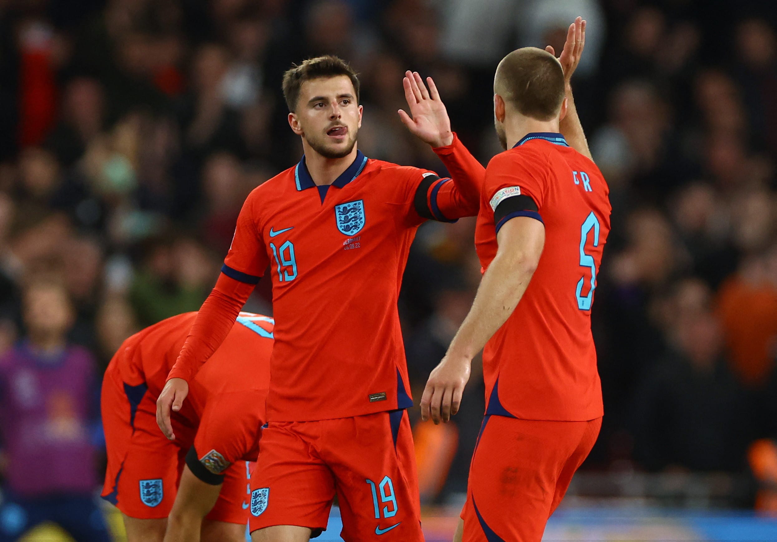 מייסון מאונט עם אריק דייר שחקני נבחרת אנגליה חוגגים