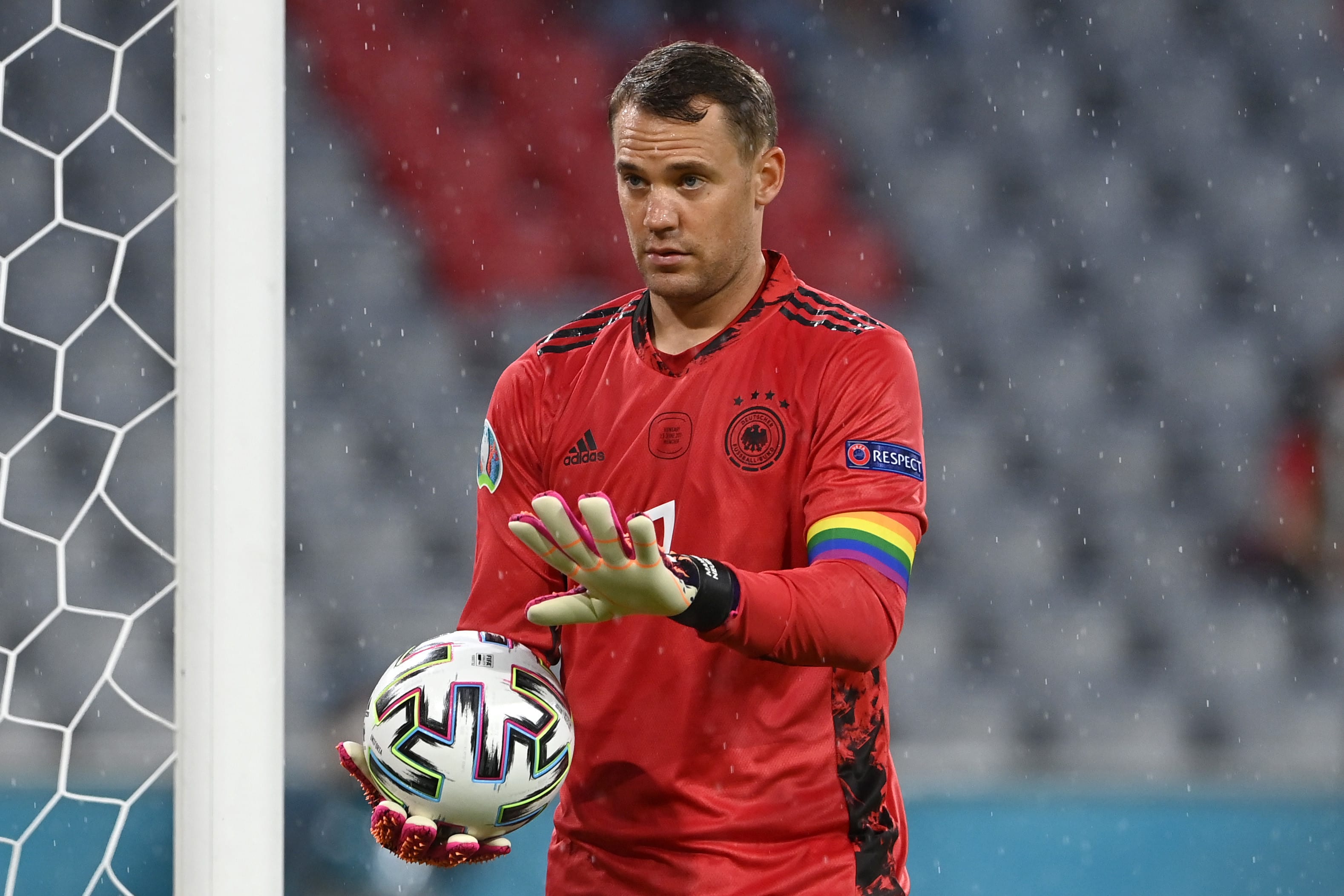 שוער נבחרת גרמניה מנואל נוייר עונד סרט שמביע תמיכה בקהילה הגאה