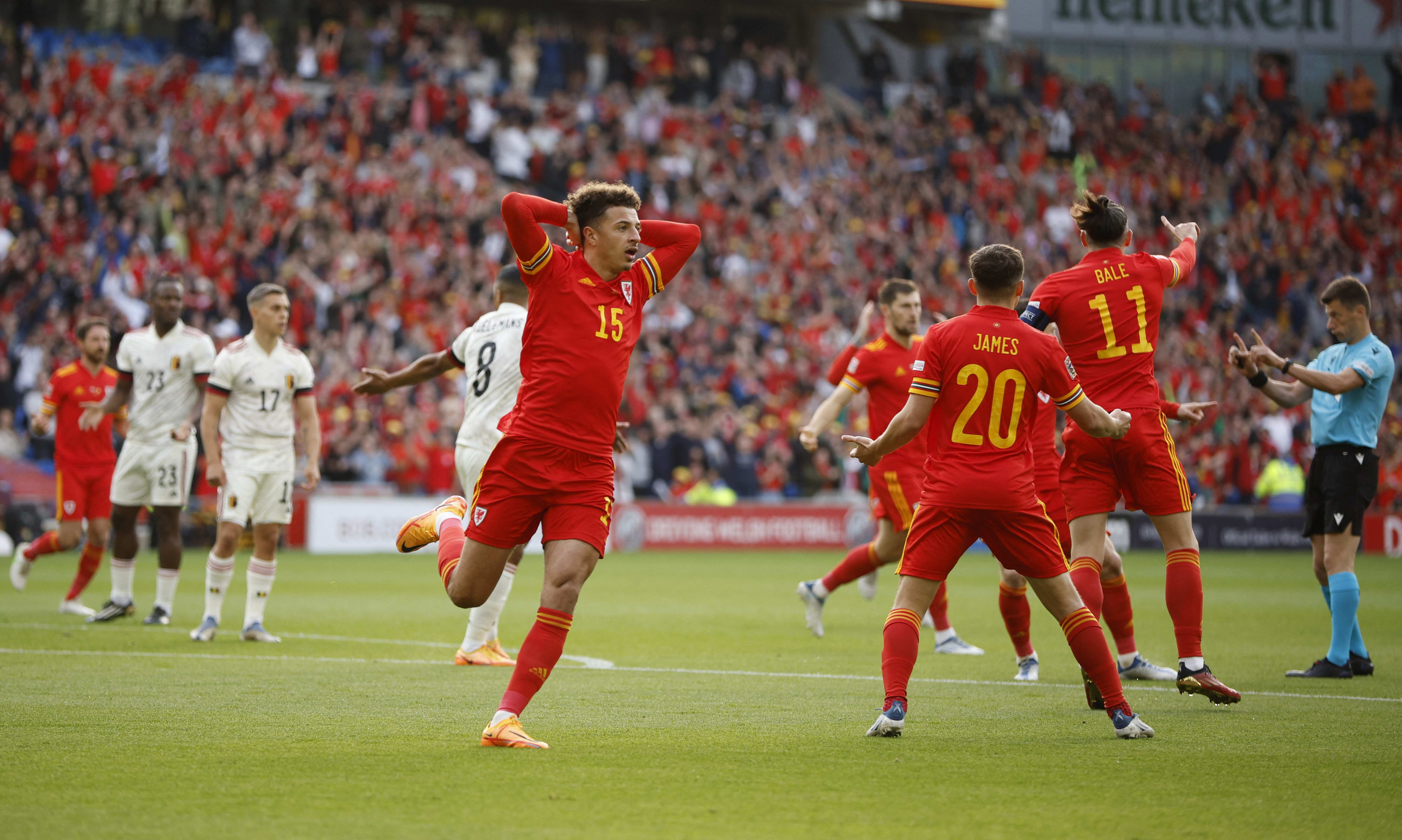 אית'ן אמפאדו שחקן נבחרת ויילס לאחר פסילת שערו