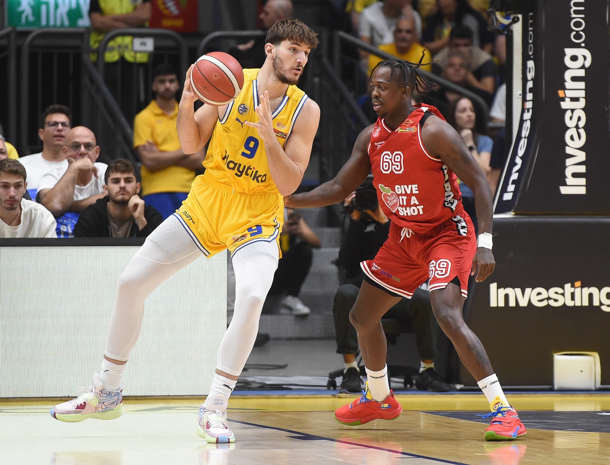 רומן סורקין מכבי תל אביב מול ג'ייקובן בראון הפועל תל אביב