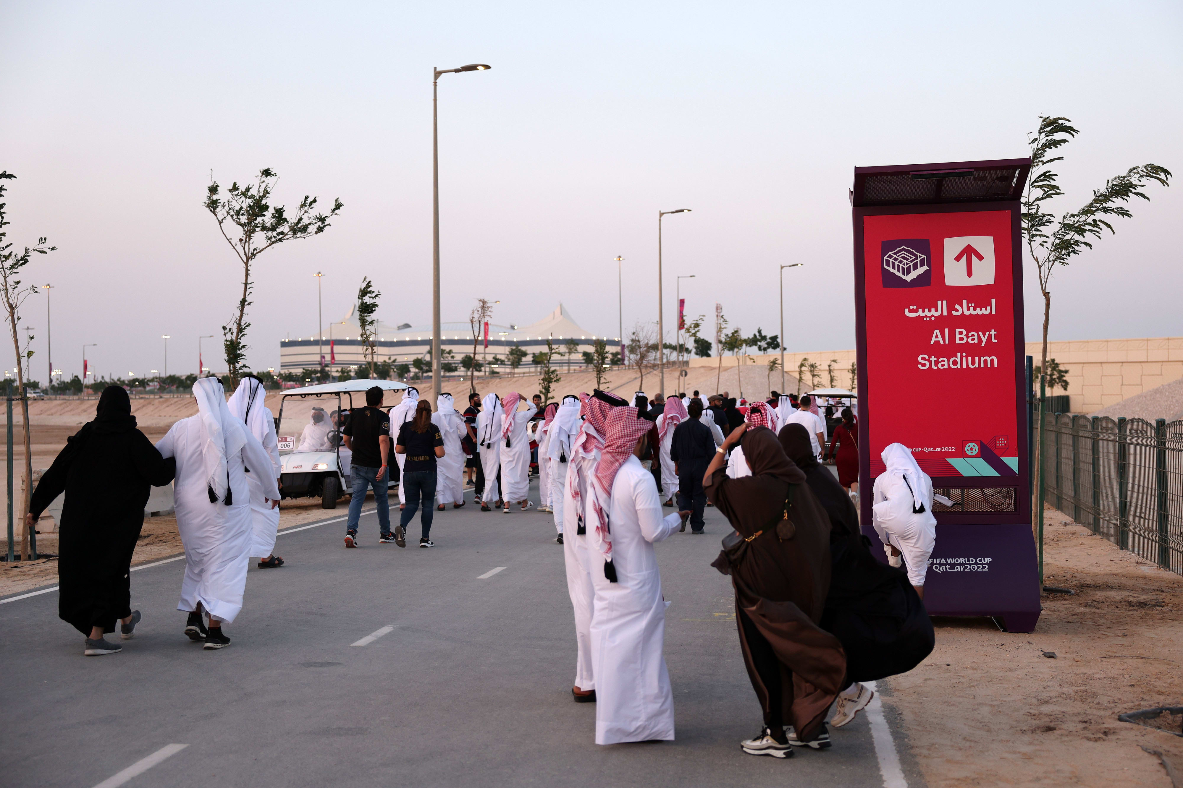 אוהדים בקטאר לפני משחק פתיחת המונדיאל