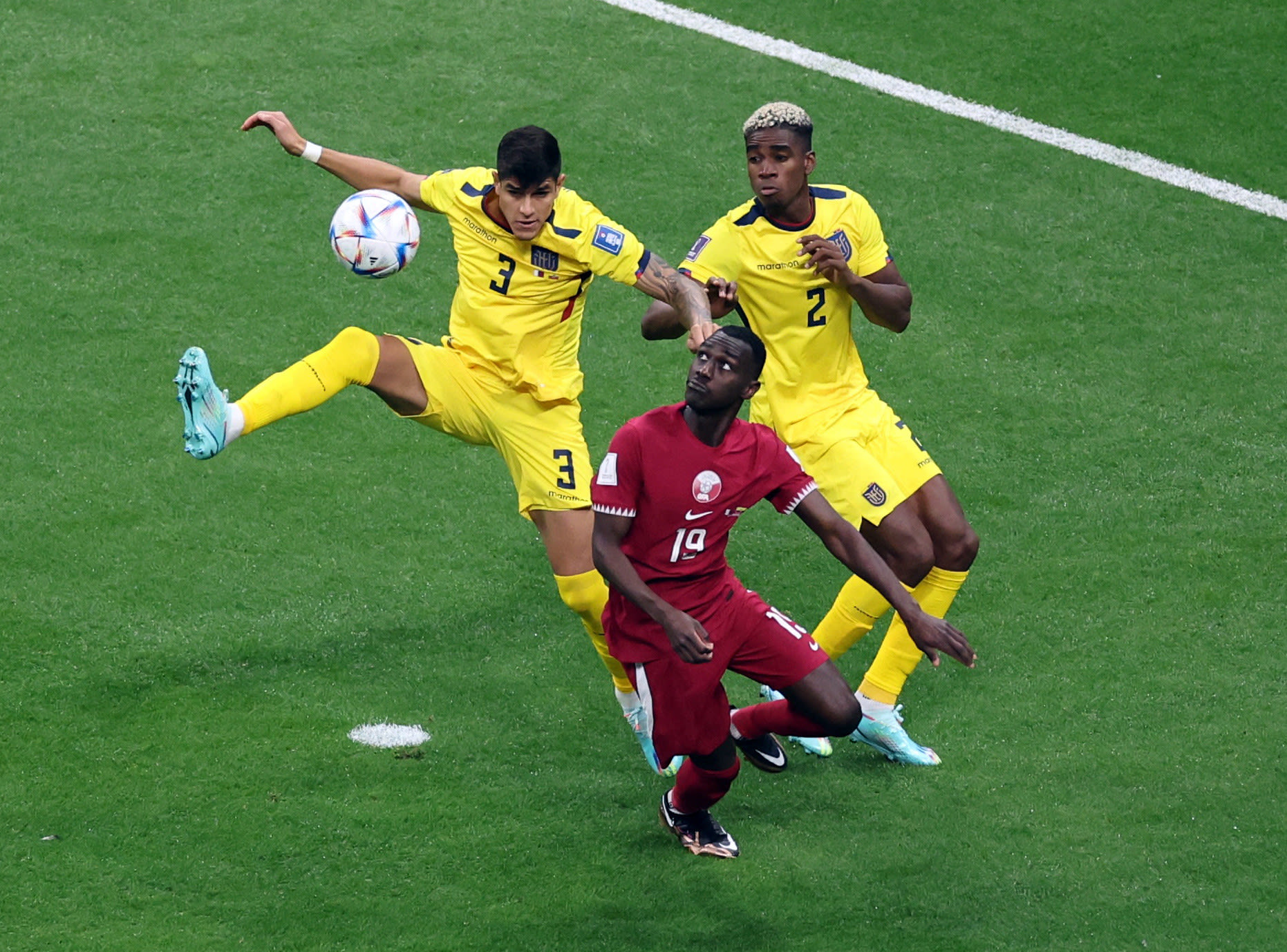 עלמואז עלי שחקן נבחרת קטאר מול פיירו הינקאפייה שחקן נבחרת אקוודור