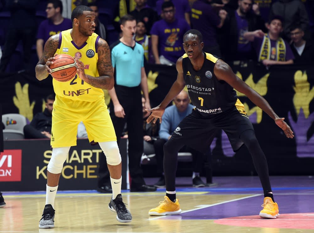 שון ג'ונס שחקן הפועל חולון מול ממאדו ניאנג שחקן טנריפה