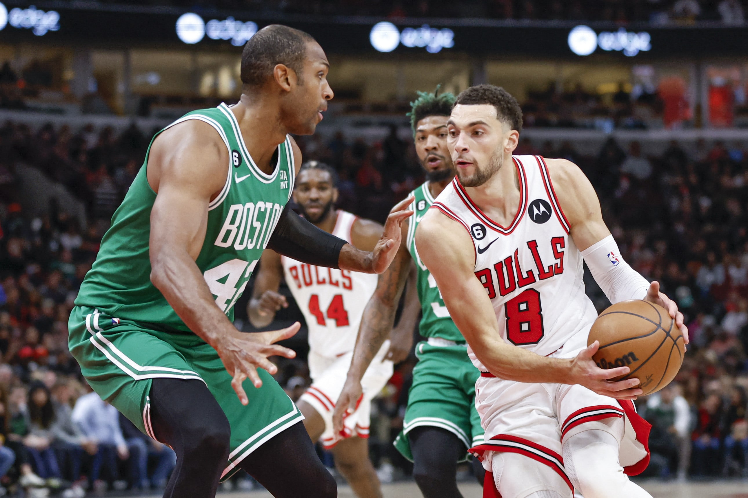 שחקן שיקגו בולס זאק לאבין מול שחקן בוסטון סלטיקס אל הורפורד