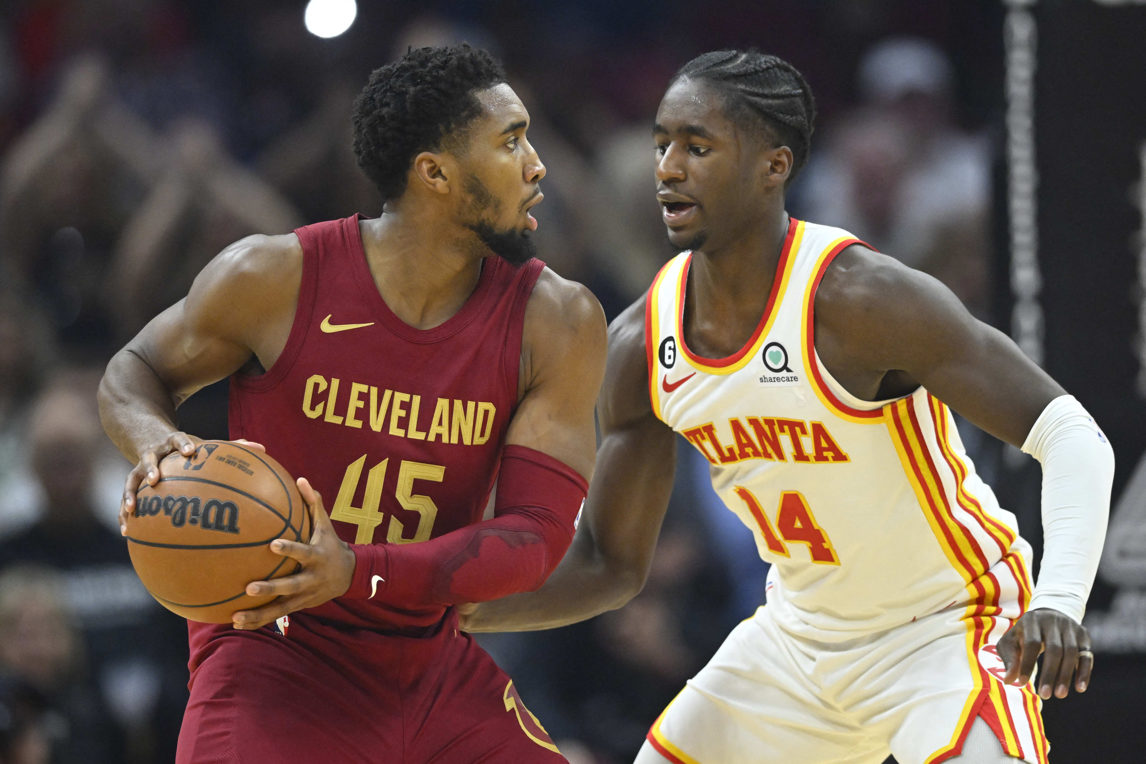 שחקן קליבלנד קאבלירס דונובן מיטשל מול שחקן אטלנטה הוקס איי ג'יי גריפין