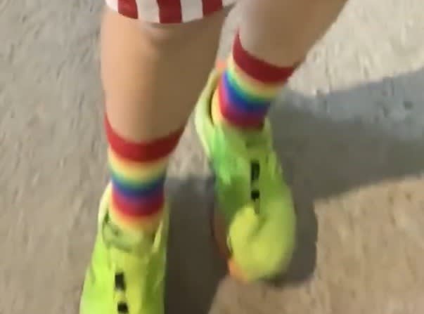 אוהד דני עם גרביים בצבעי הגאווה במונדיאל 2022 בקטאר