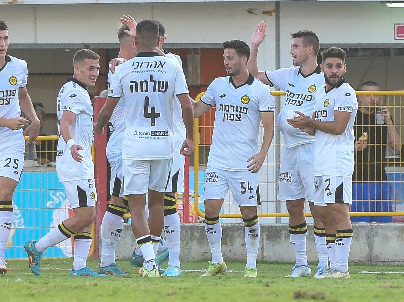 שחקני מכבי נתניה חוגגים