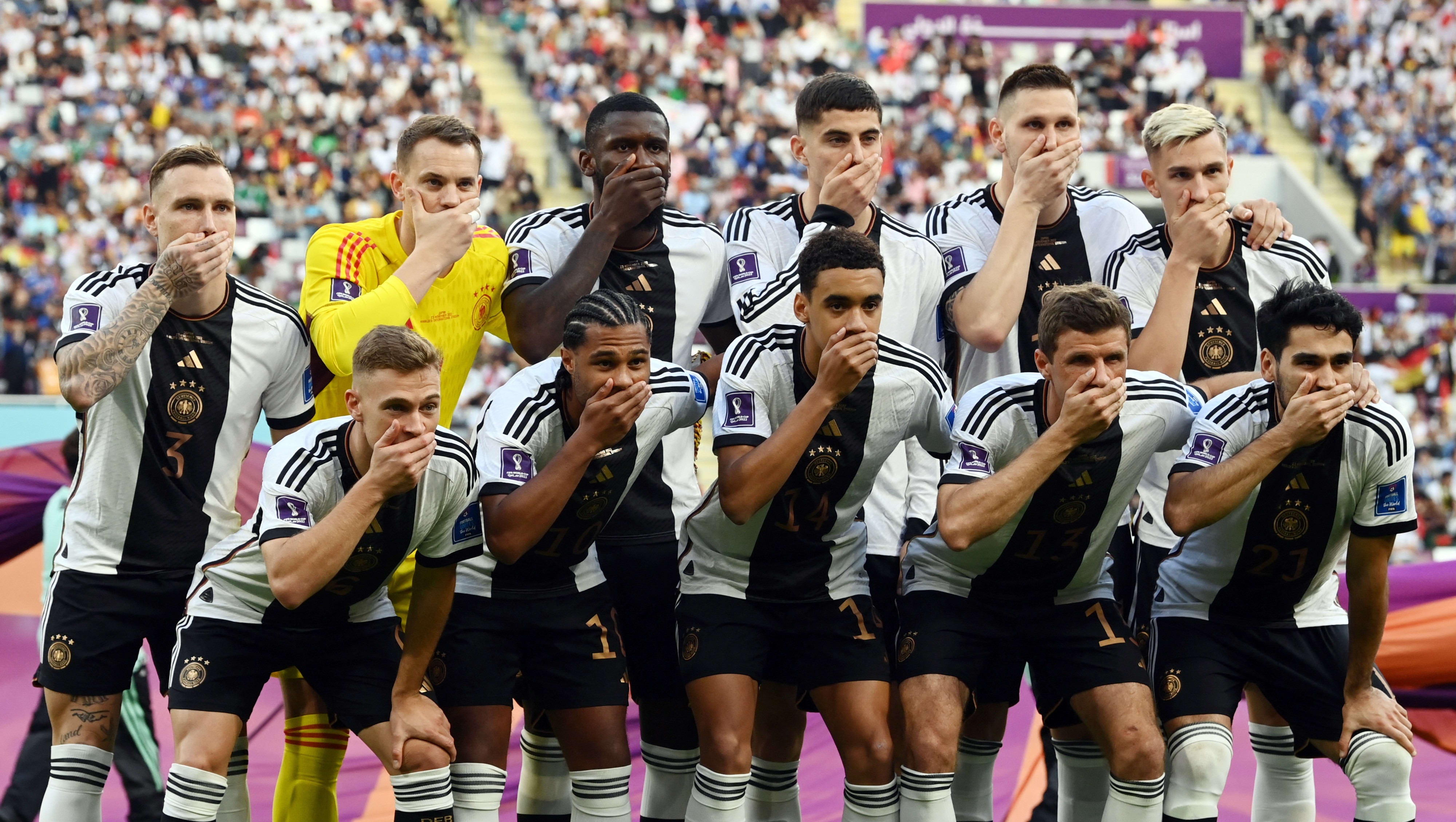 שחקני נבחרת גרמניה מכסים את הפה במחאה נגד פיפ"א