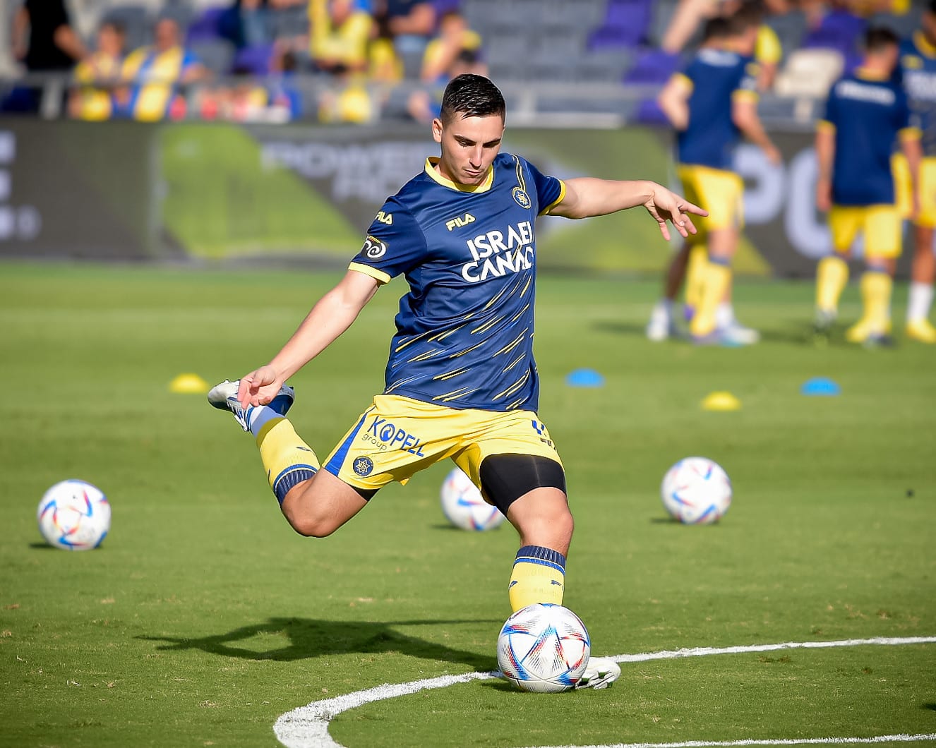 אוסקר גלוך שחקן מכבי תל אביב בחימום