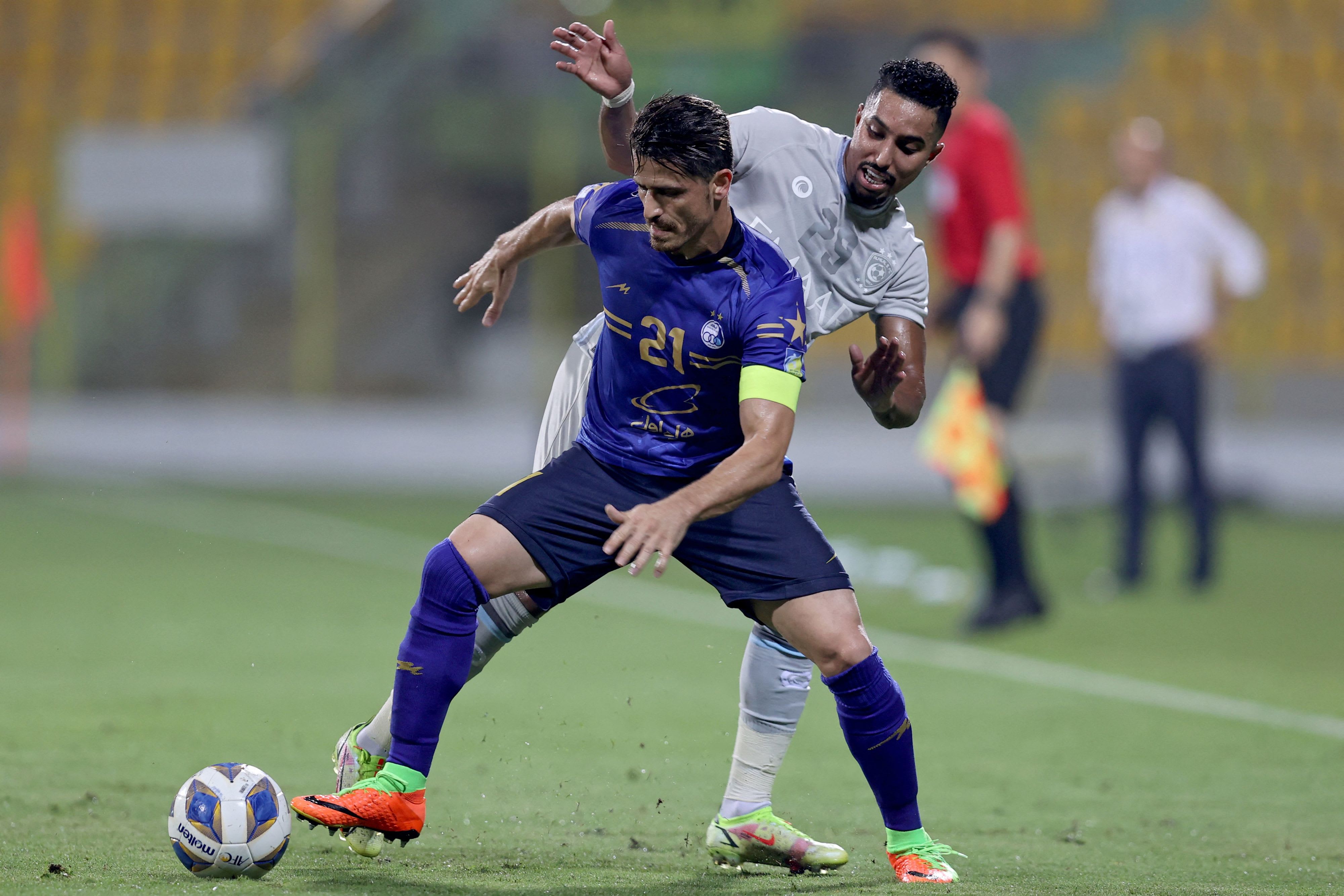 ווריה גאפורי שחקן איראני (בכחול(