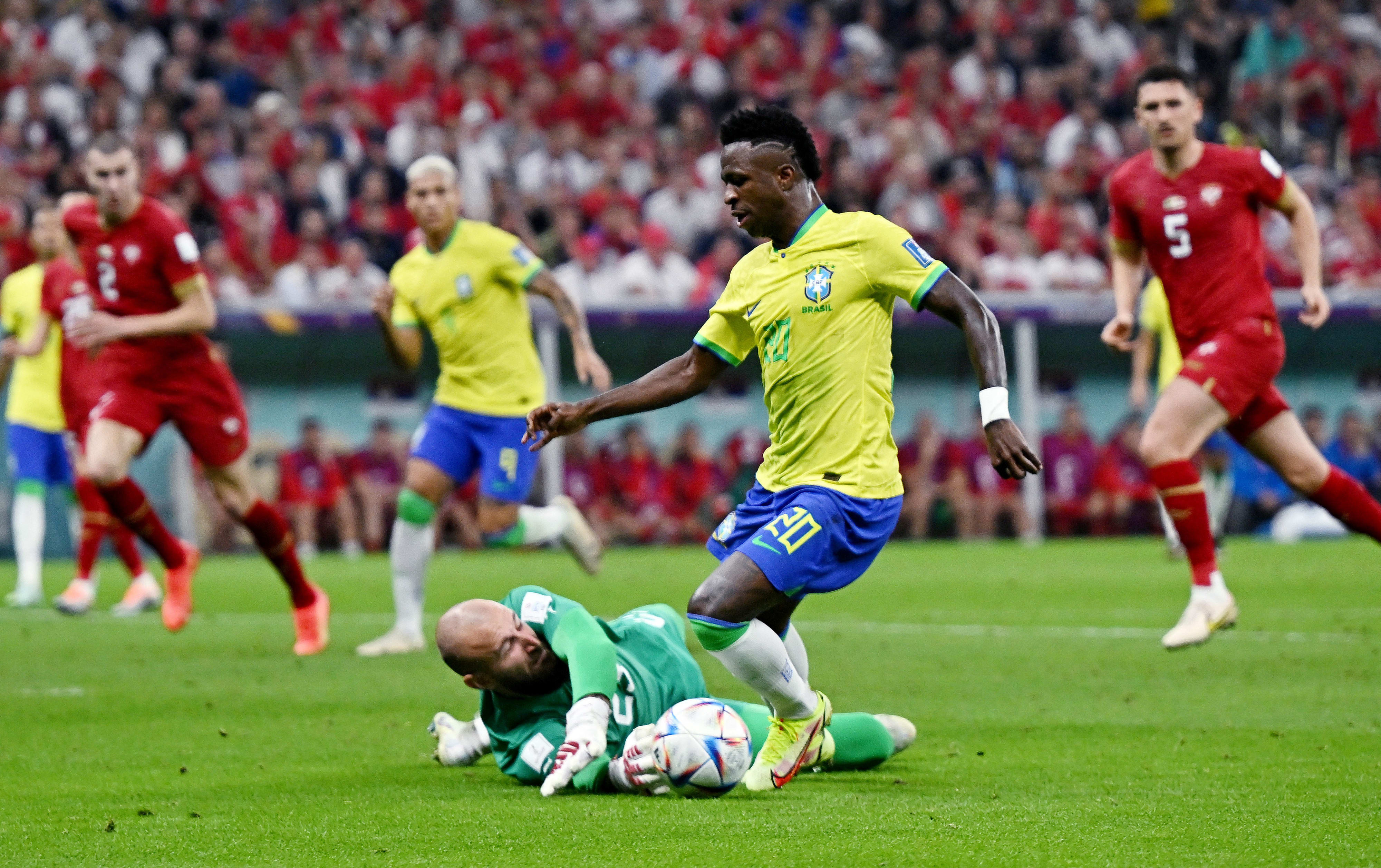 ויניסיוס ג'וניור, שחקן נבחרת ברזיל לצד וניה מילינקוביץ'-סאביץ', שוער נבחרת סרביה