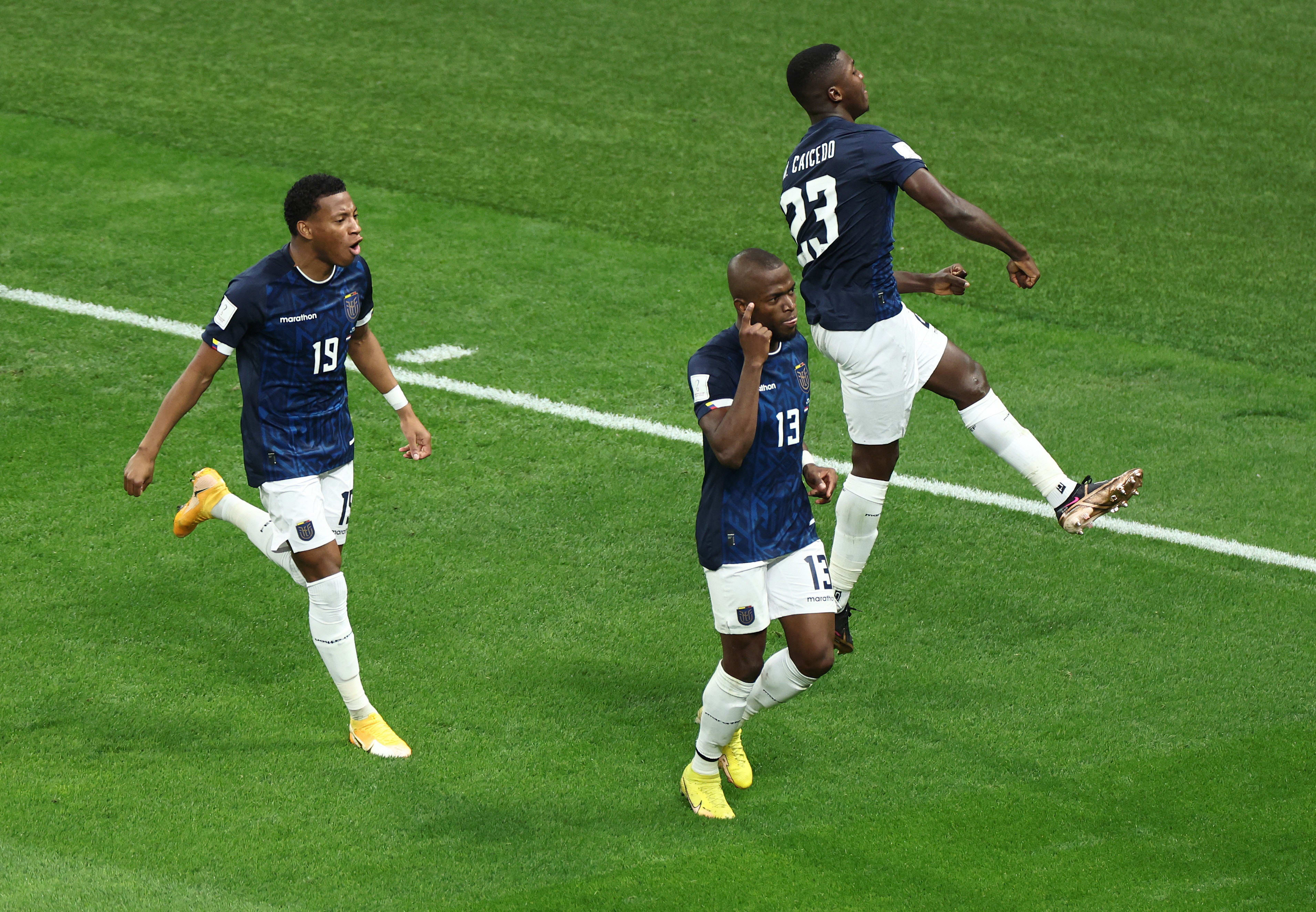 שחקני נבחרת אקוודור חוגגים: מויסס קאיסדו, אנר ולנסיה, גונסאלו פלאטה