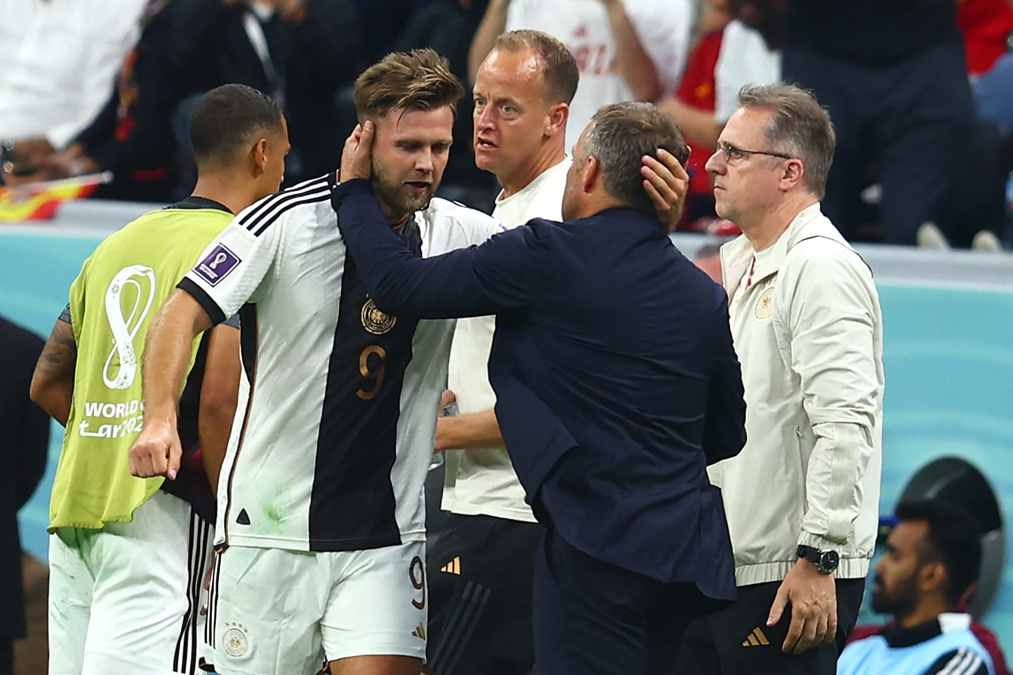 שחקן נבחרת גרמניה, ניקלאס פולקרוג, עם המאמן האנזי פליק