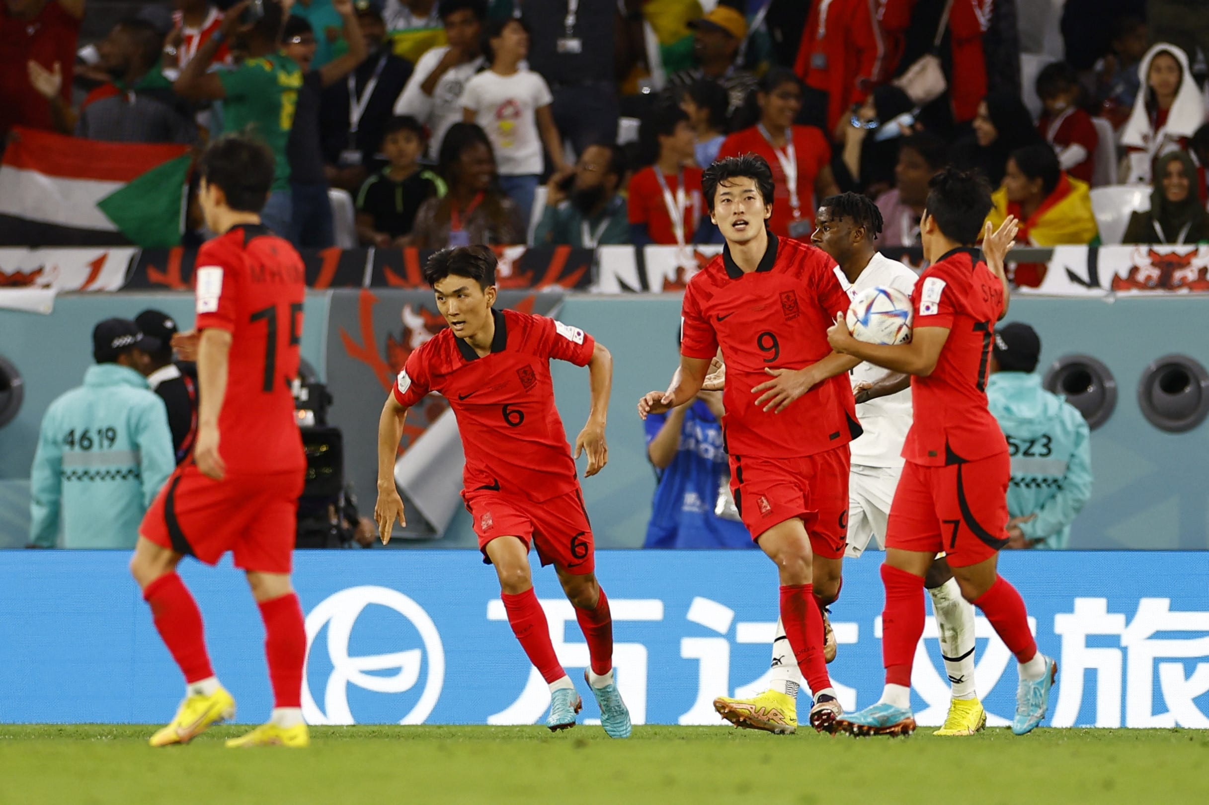 שחקני נבחרת דרום קוריאה חוגגים