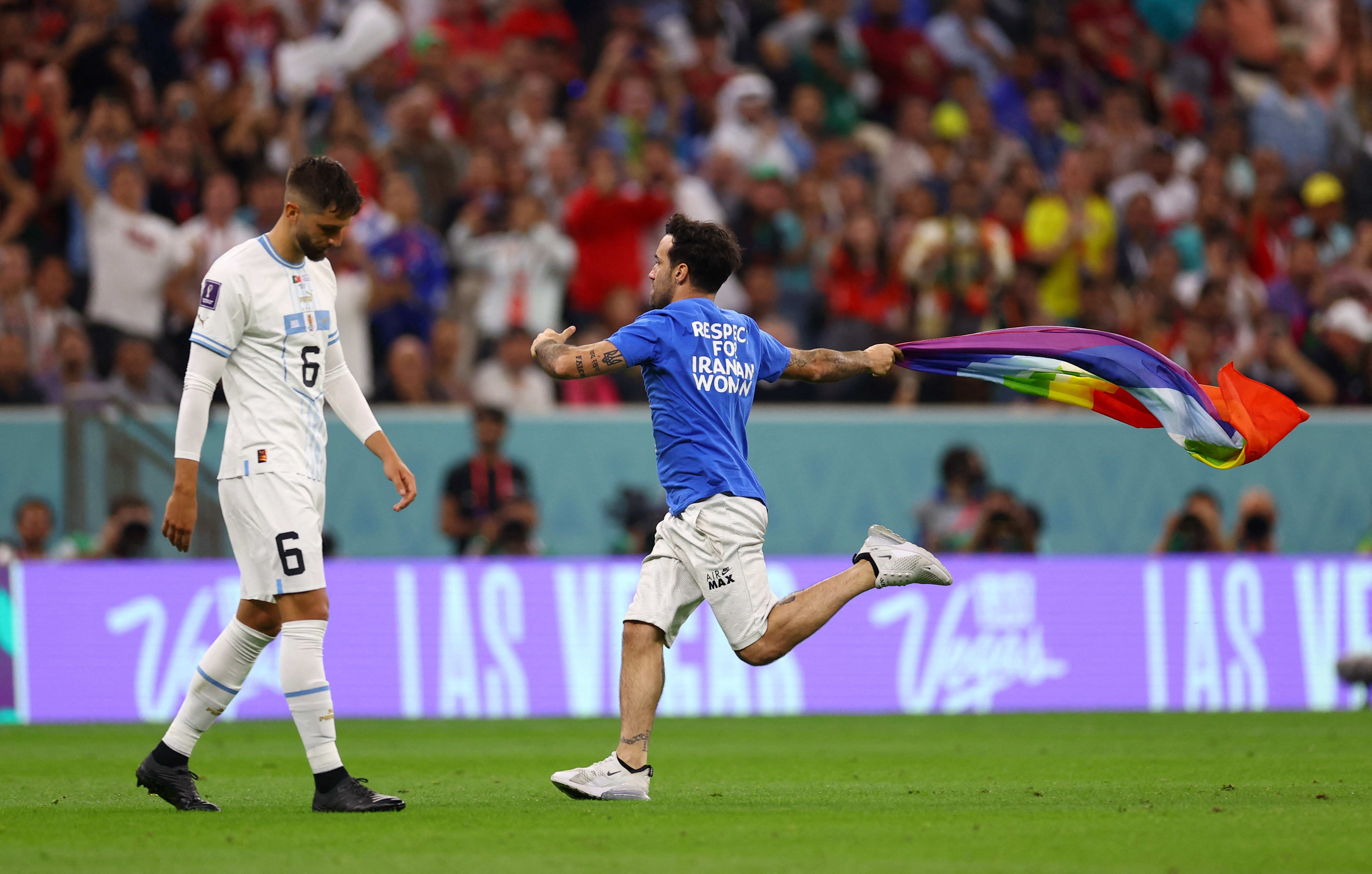 אוהד פורץ למשחק של פורטוגל-אורוגוואי עם דגל הגאווה