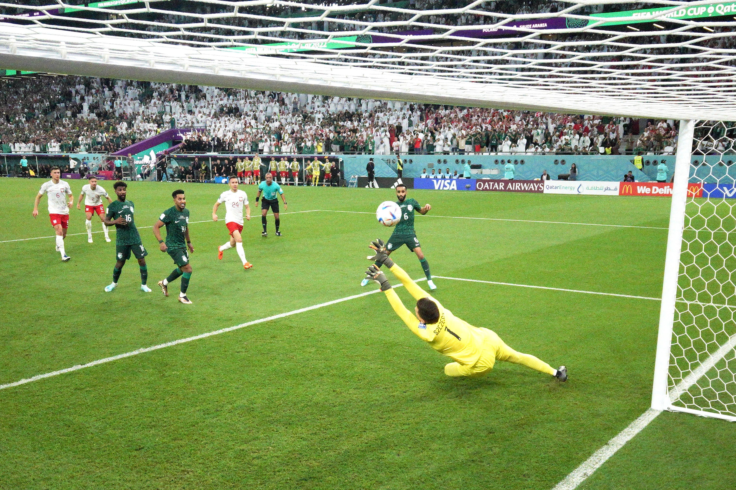 ההדיפה של שוער נבחרת פולין, וויצ'ך שצ'סני, נגד ערב הסעודית, מונדיאל 2022