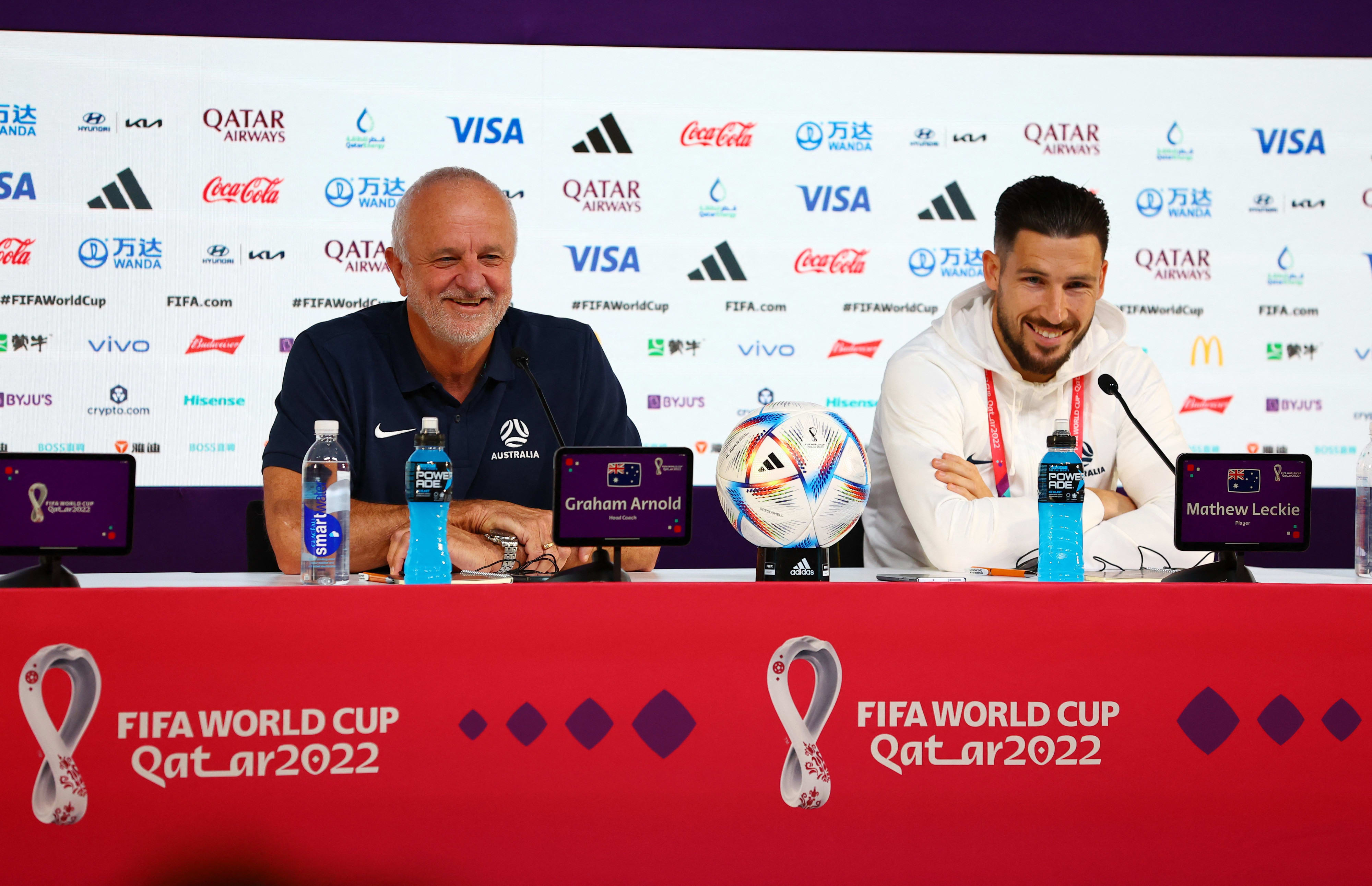מאט לקי עם המאמן גרהאם ארנולד במסיבת העיתונאים של נבחרת אוסטרליה