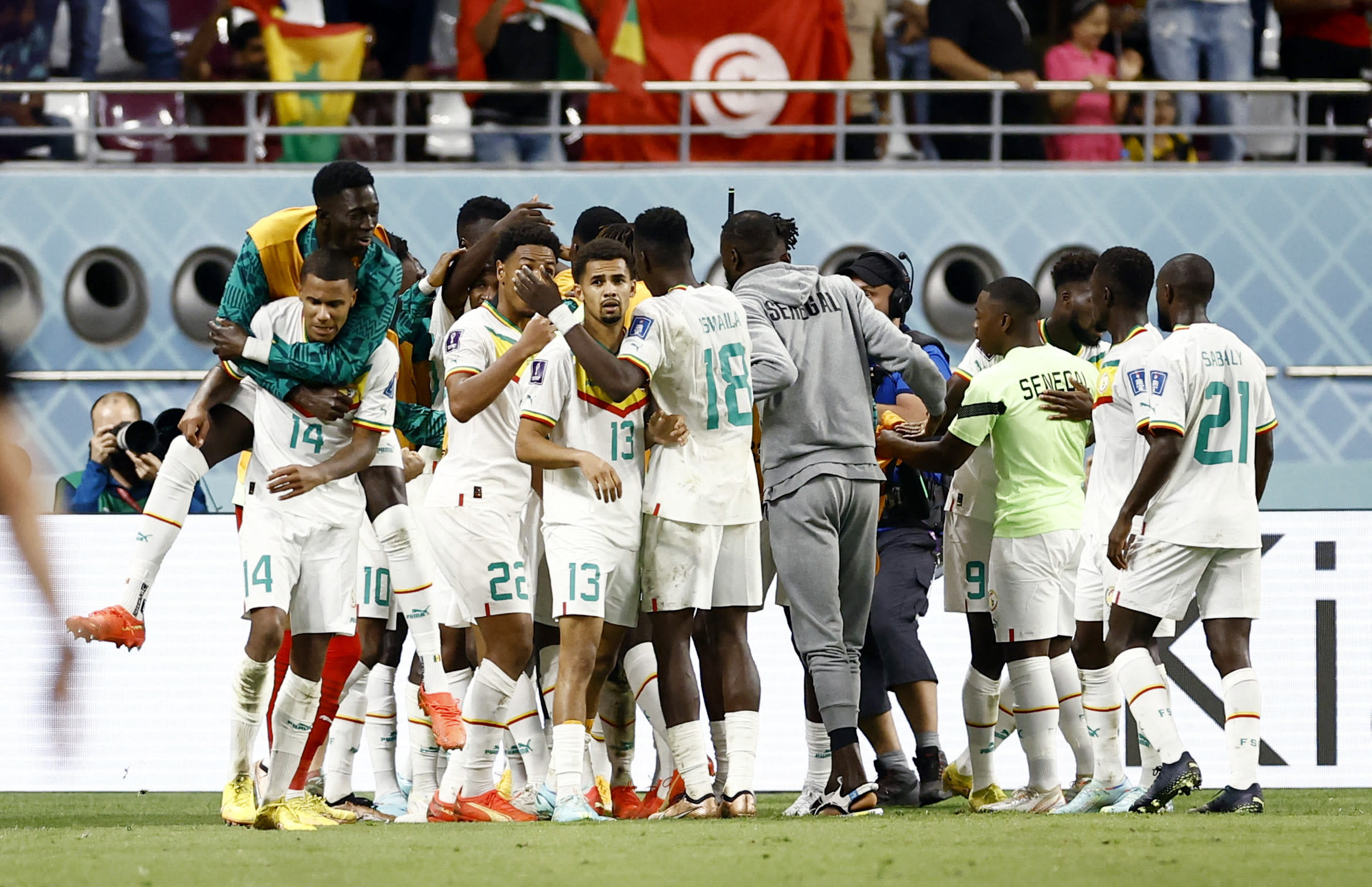 שחקני נבחרת סנגל חוגגים