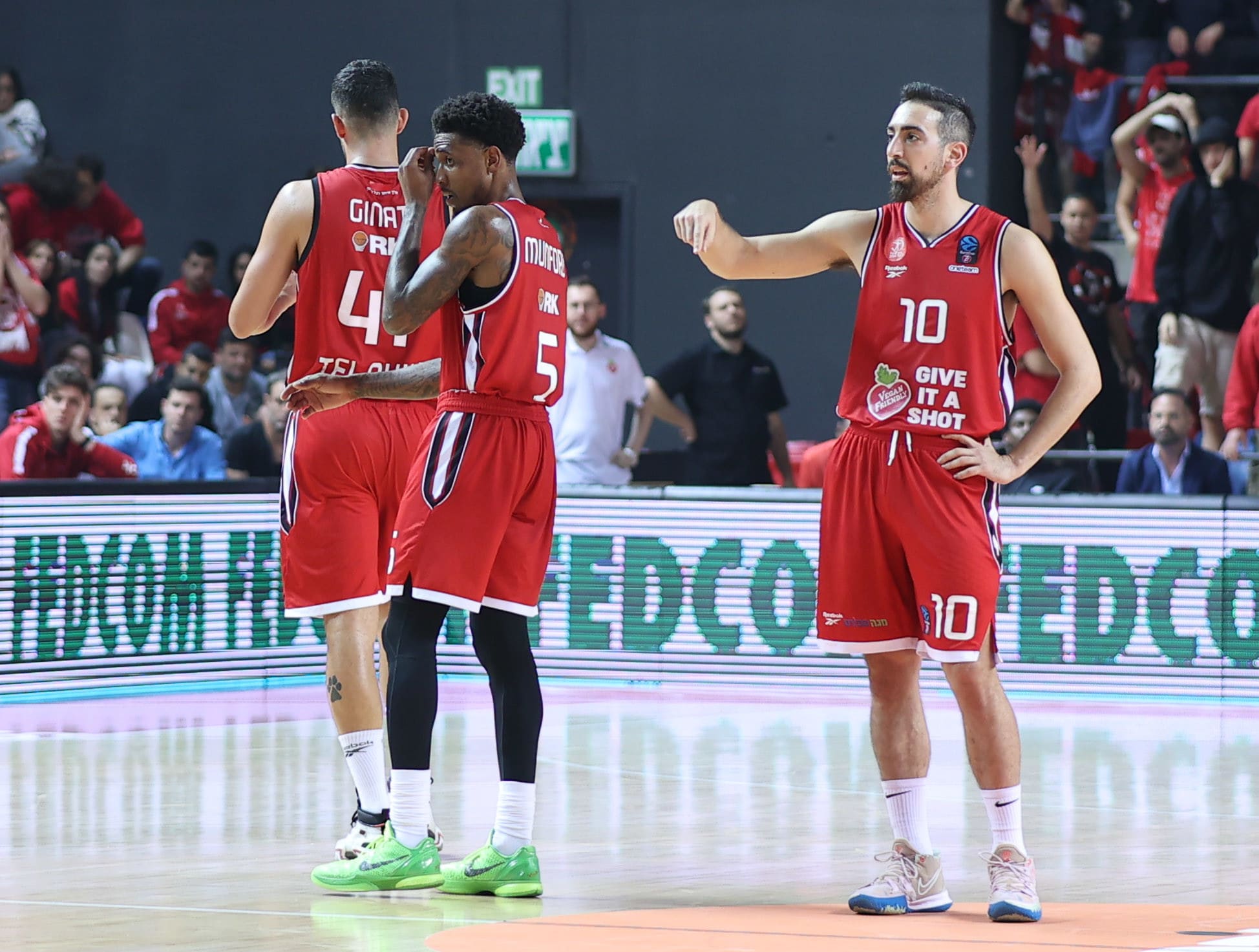 בר טימור, שחקן הפועל תל אביב לצד קסבייר מנפורד