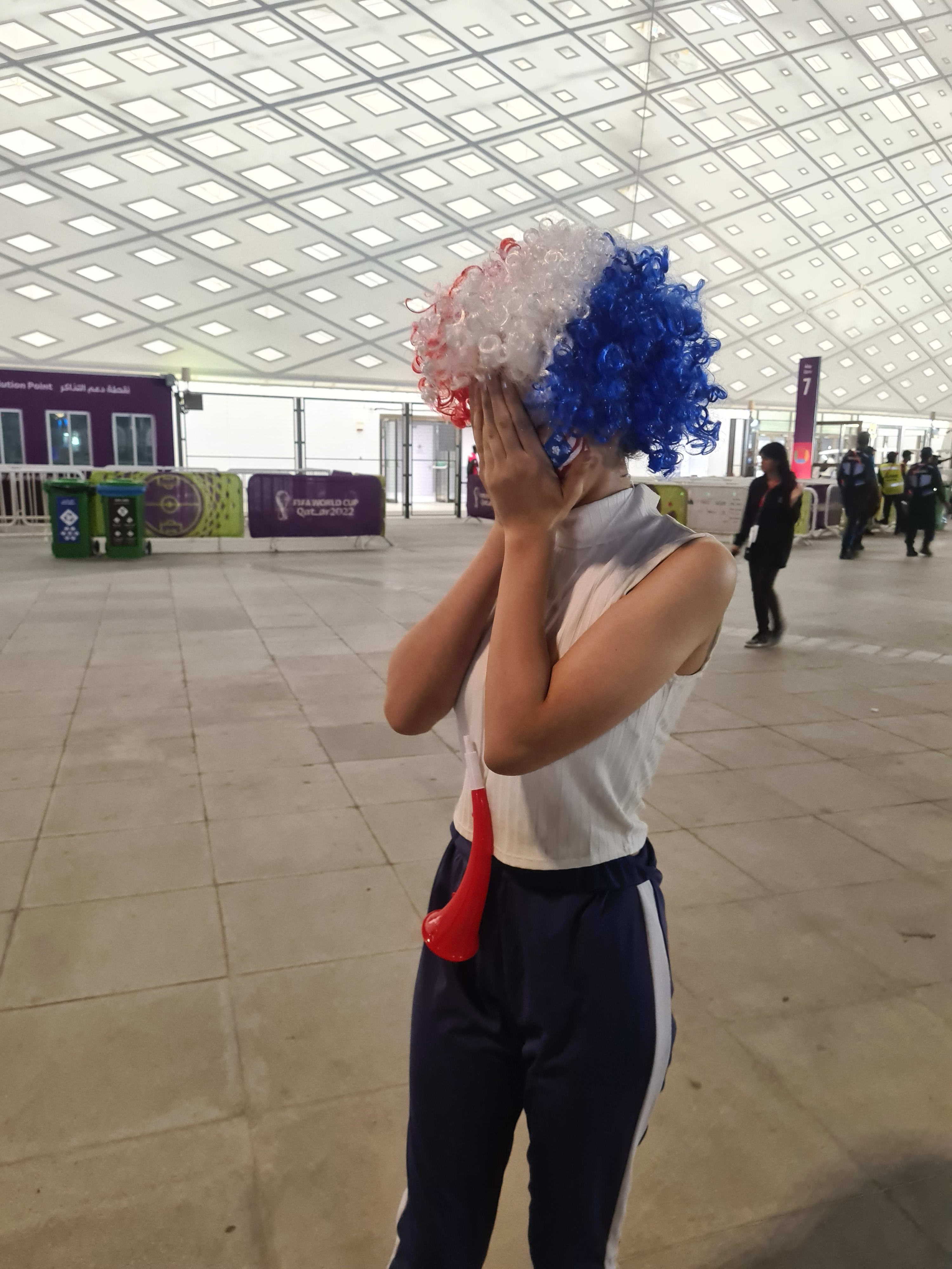 איילין, נערה אירנית, מעודדת את נבחרת ארה"ב במונדיאל קטאר 2022