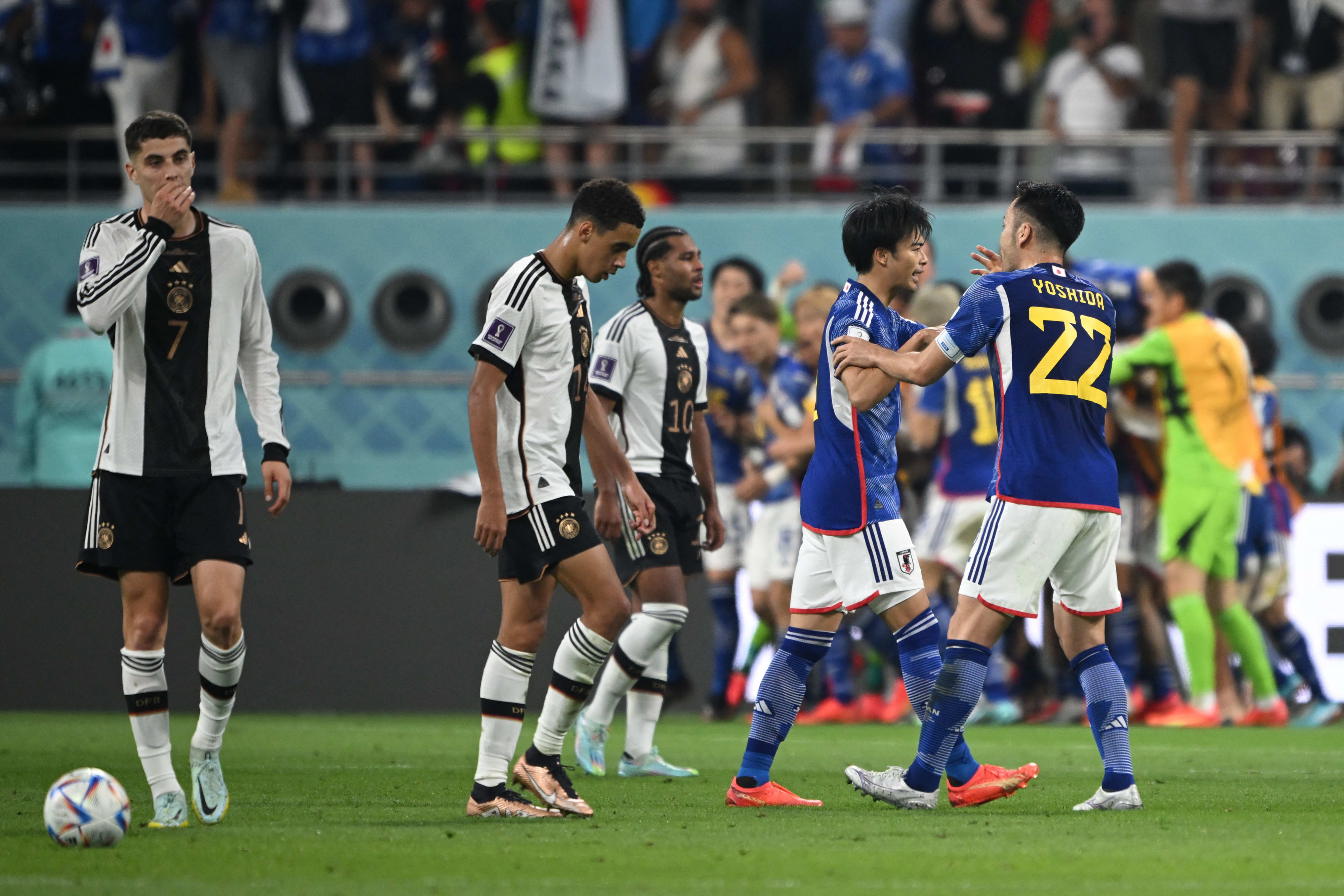 שחקני נבחרת יפן חוגגים מול שחקני נבחרת גרמניה המאוכזבים