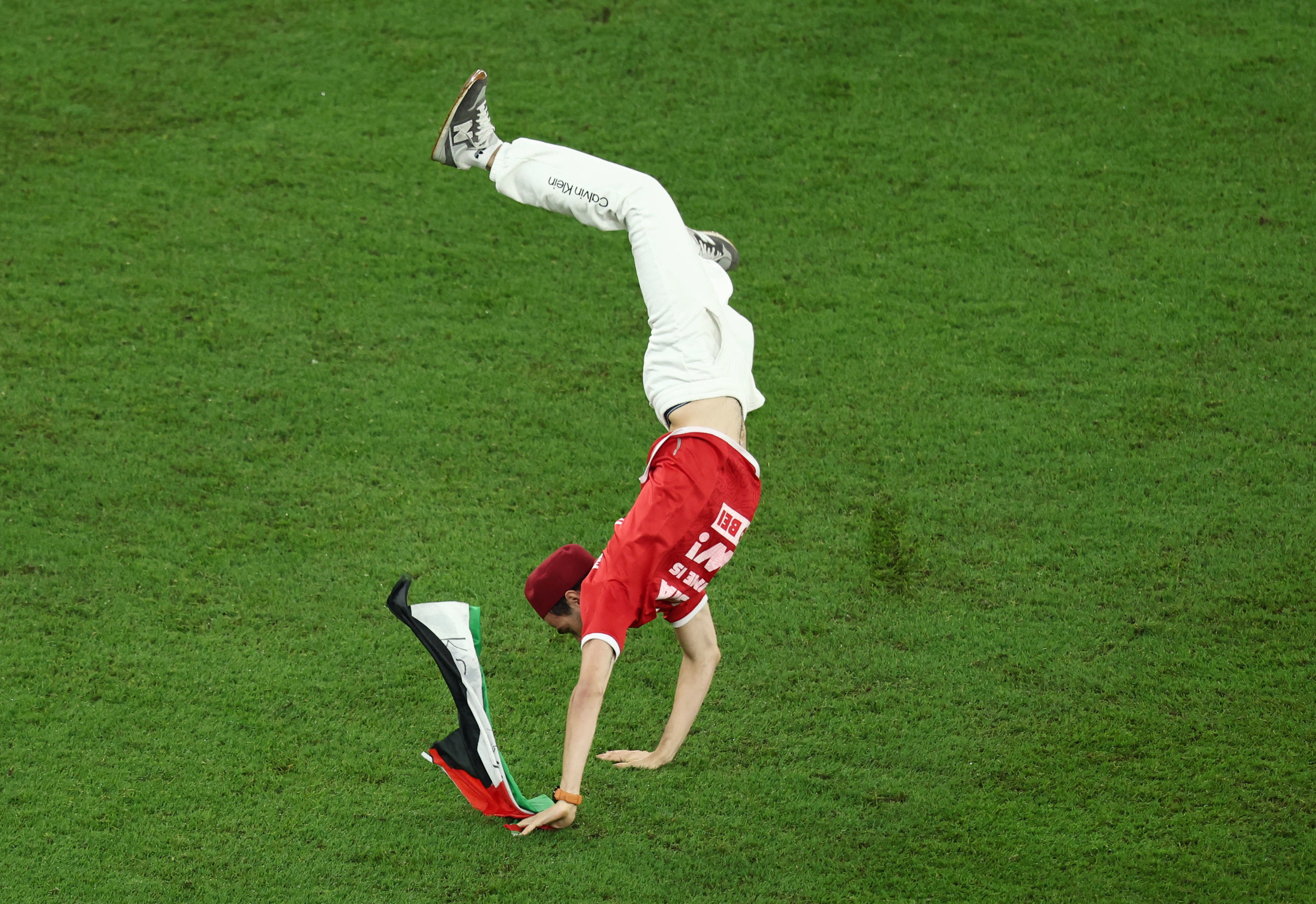 אוהד של נבחרת תוניסיה פורץ למגרש עם דגל פלסטין