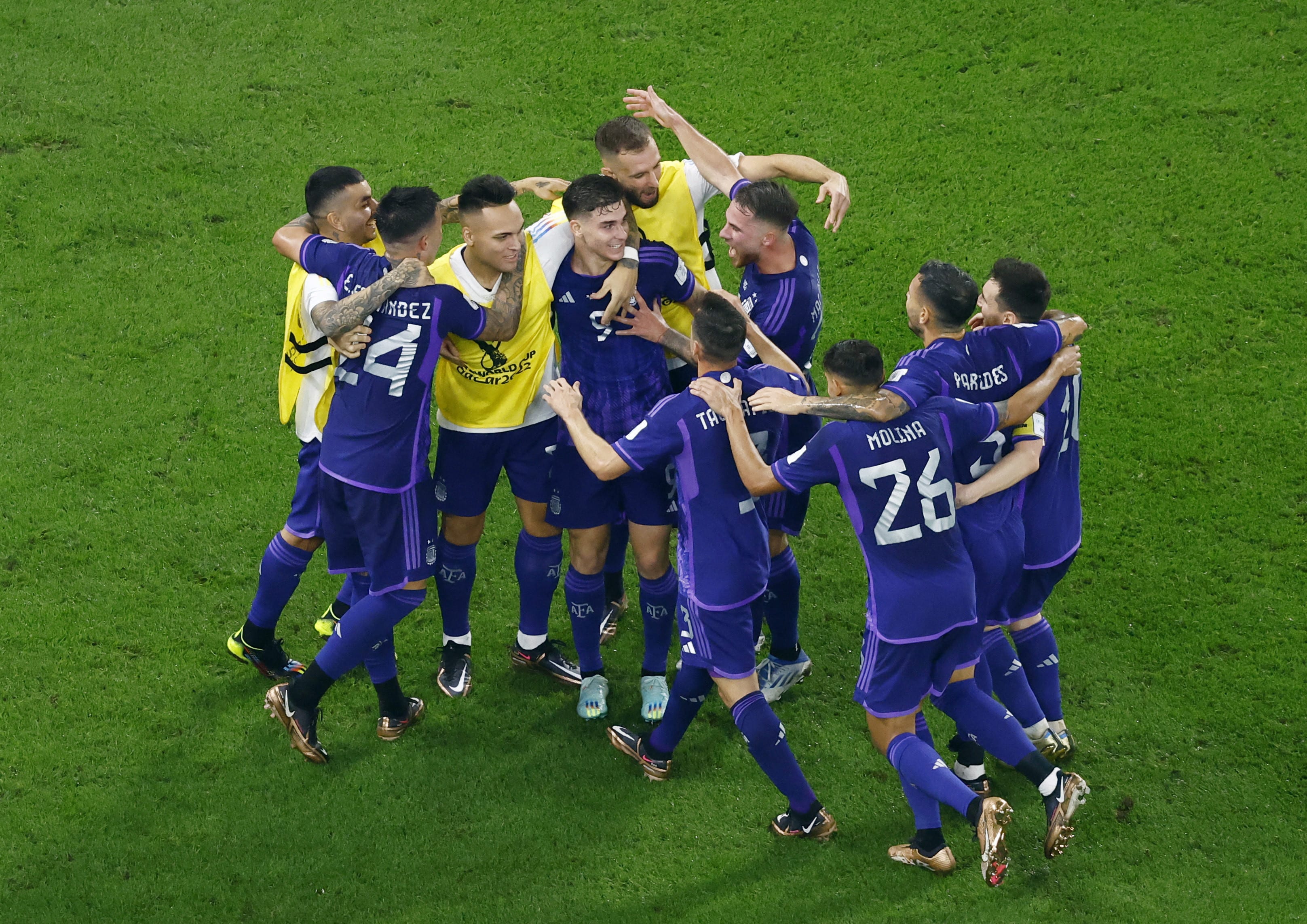 שחקני נבחרת ארגנטינה חוגגים עם חוליאן אלברס