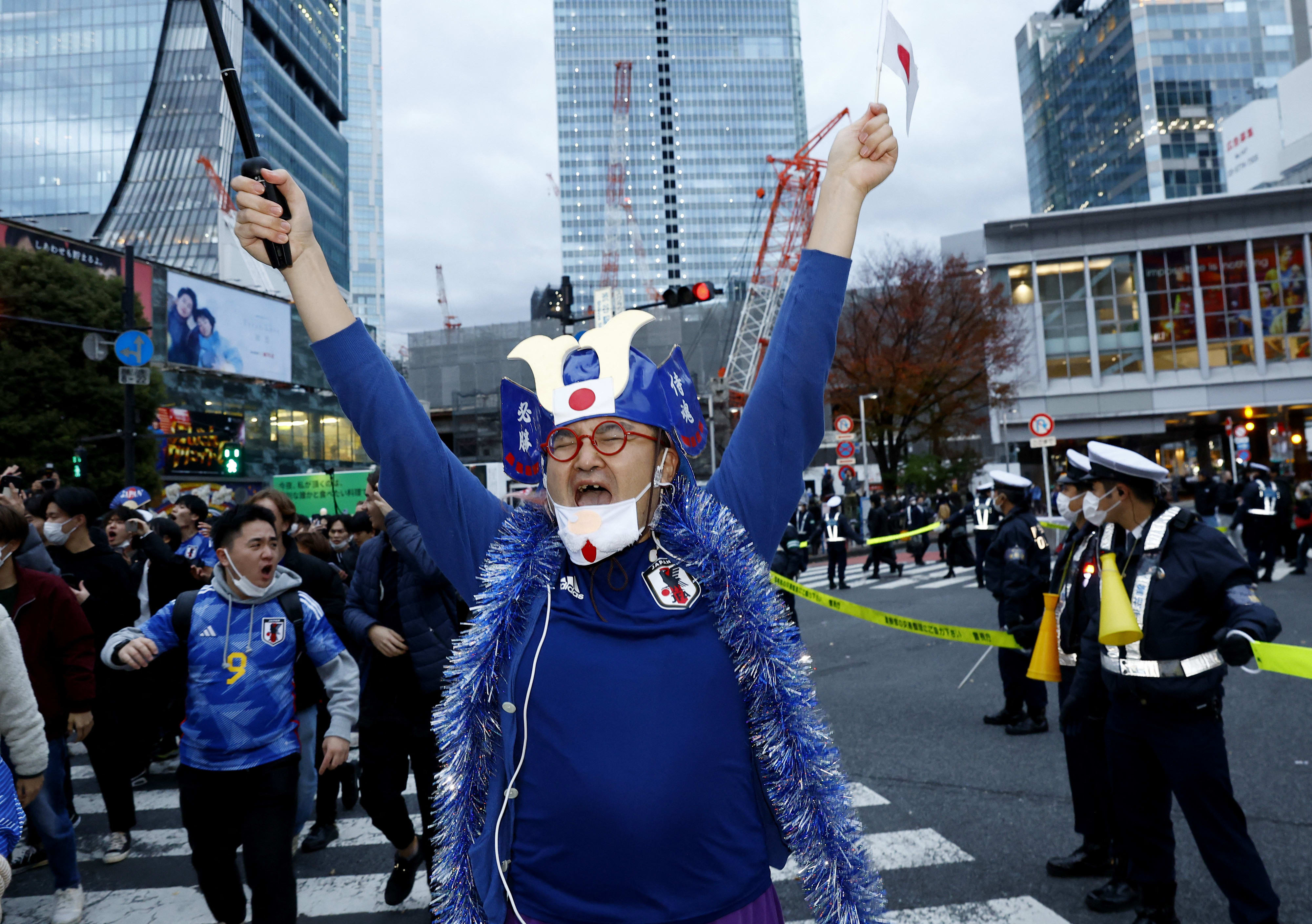 אוהד נבחרת יפן חוגג בטוקיו