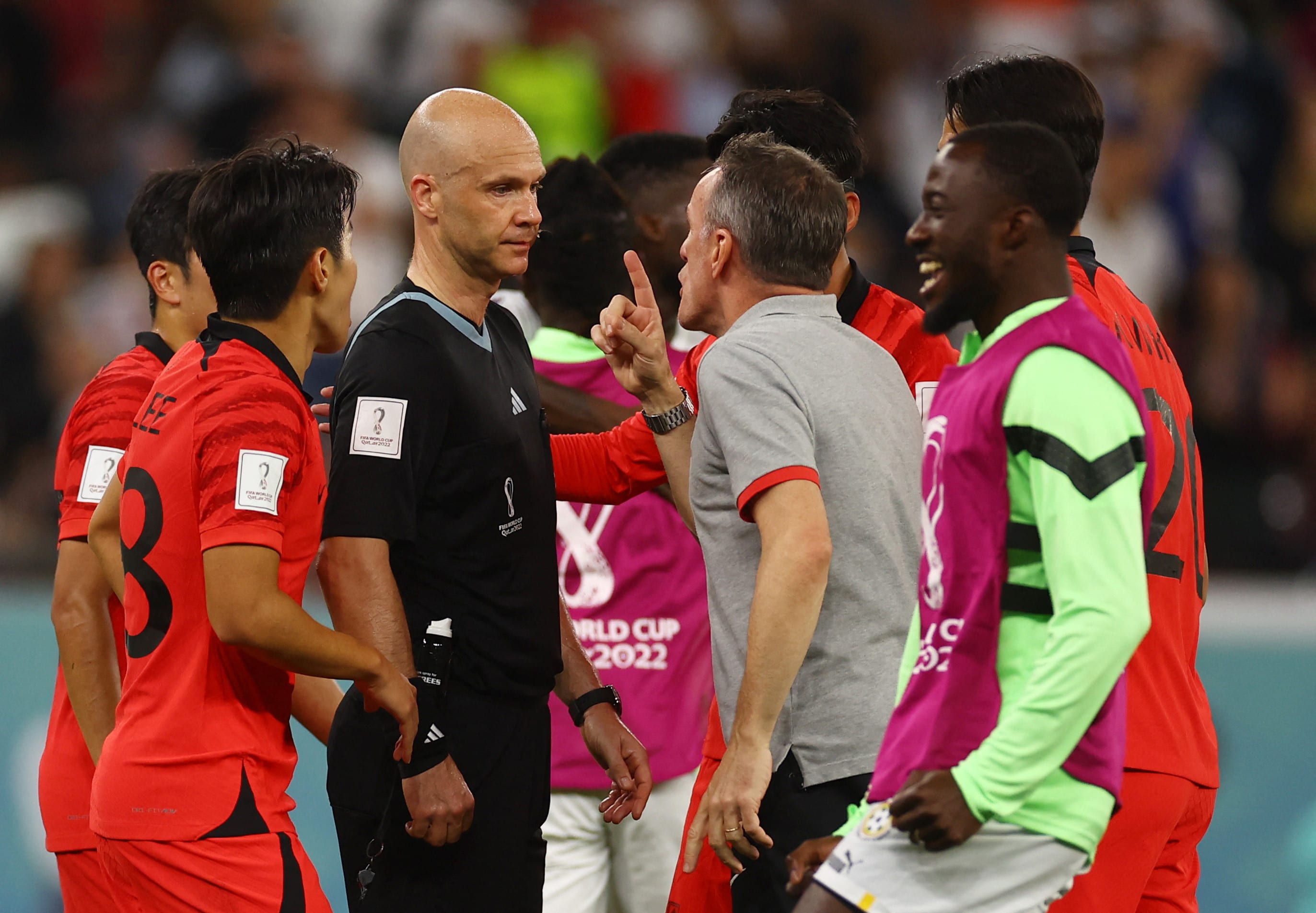 פאולו בנטו מאמן נבחרת דרום קוריאה בעימות עם השופט האנגלי אנתוני טיילור