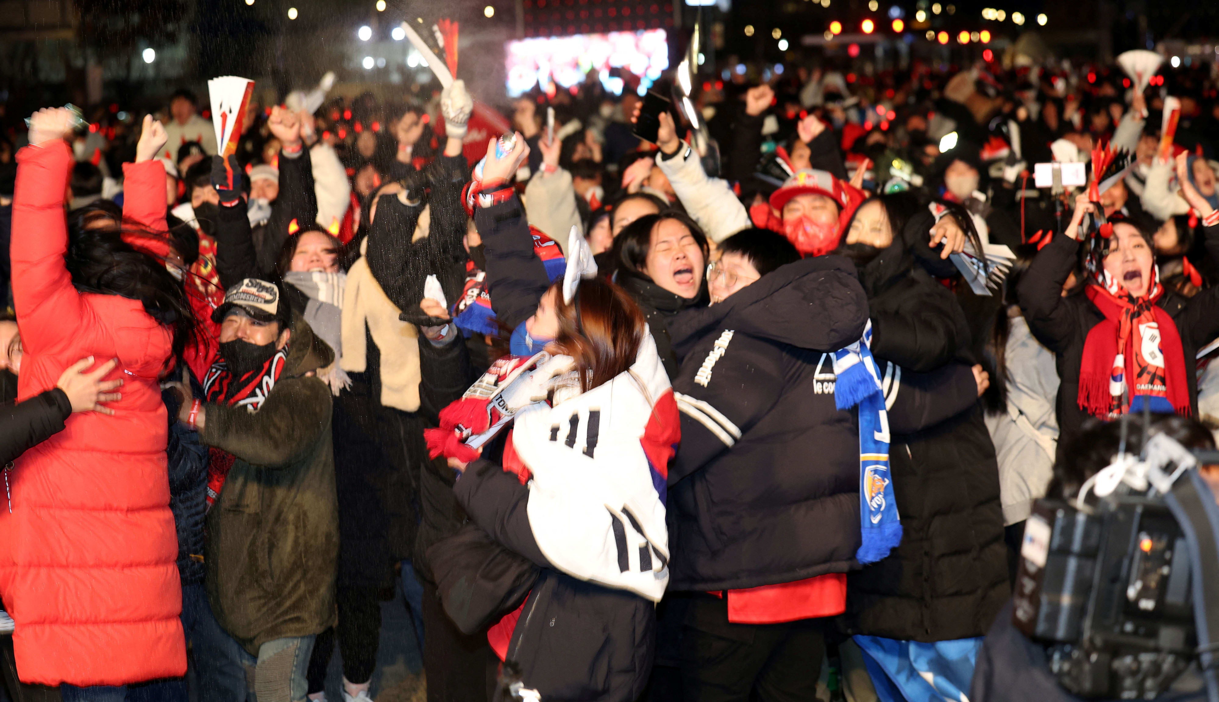 אוהדי נבחרת דרום קוריאה חוגגים בסיאול את העלייה לשמינית גמר מונדיאל 2022