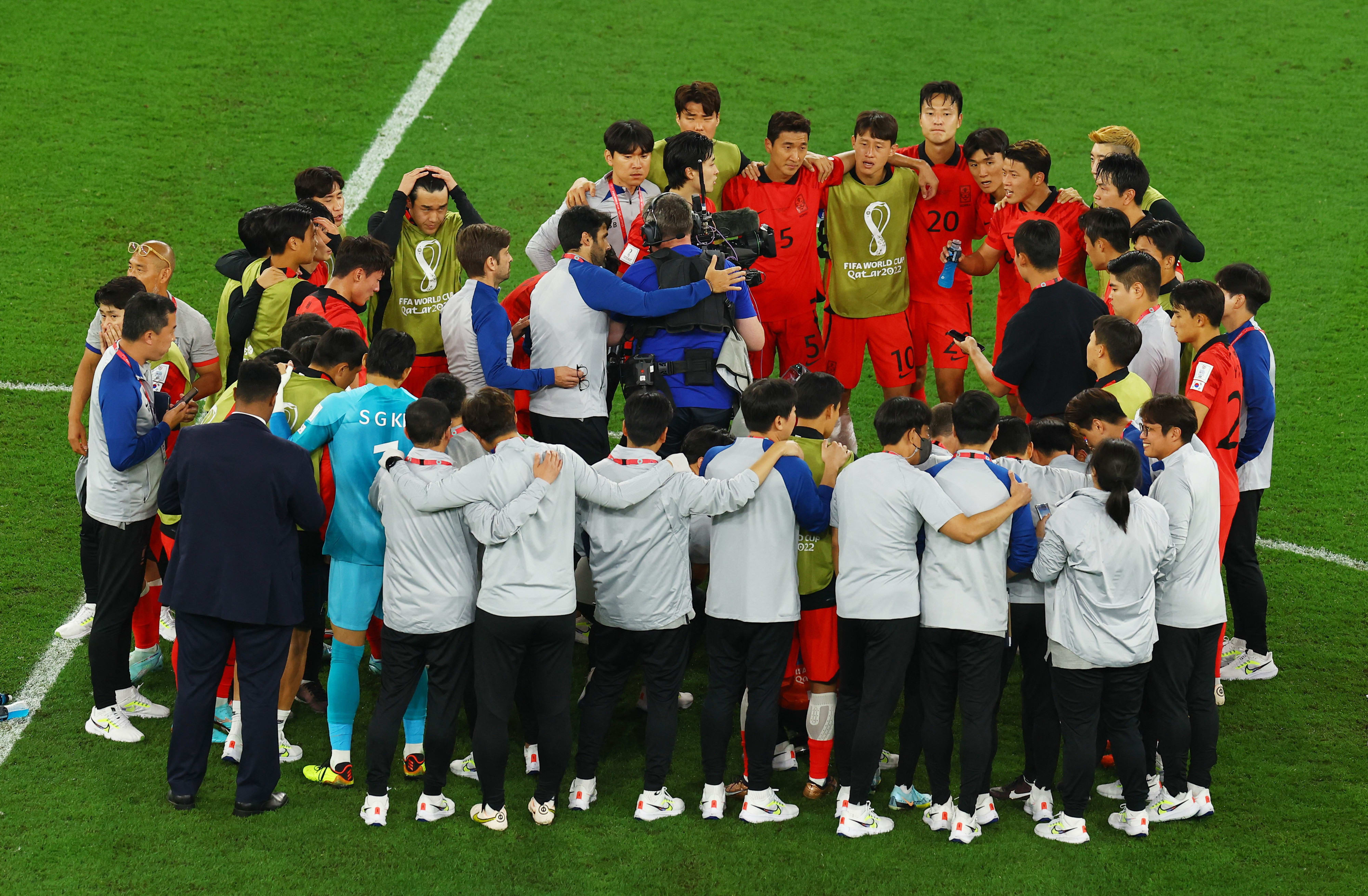 שחקני נבחרת דרום קוריאה ממתינים לשריקת הסיום במשחק בין גאנה לאורוגוואי