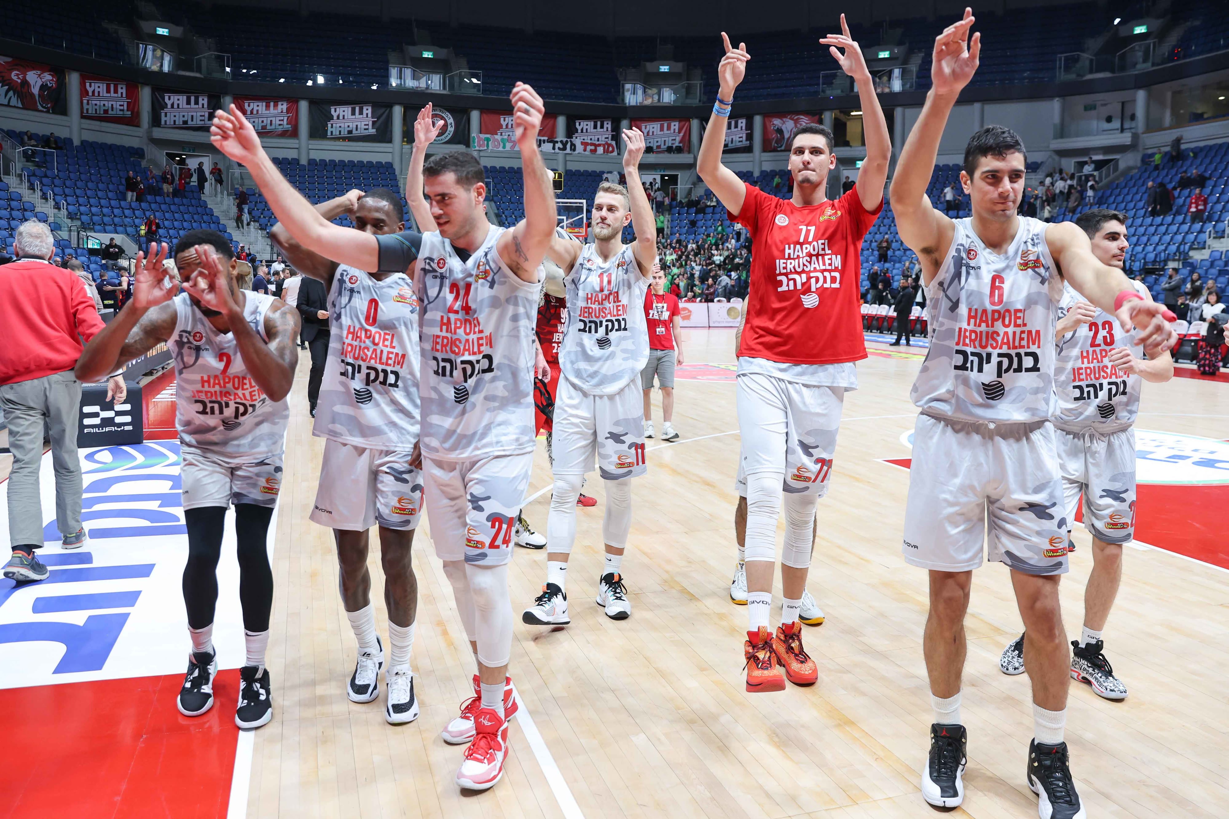 שחקני הפועל ירושלים חוגגים